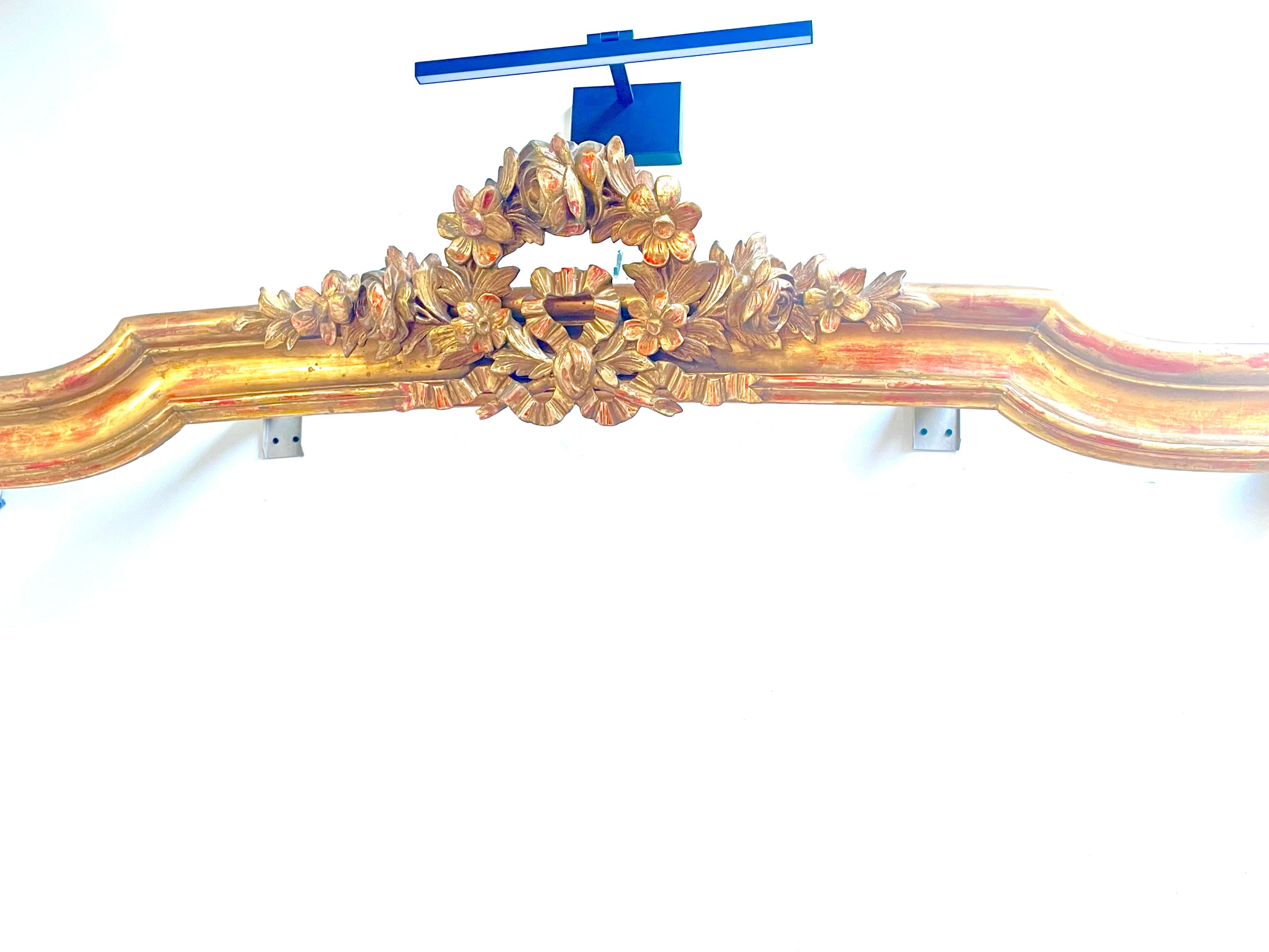 Architektonisches Element aus Giltwood im Louis XVI-Stil, montiert als Kranz oder Baldachin (Louis XVI.) im Angebot