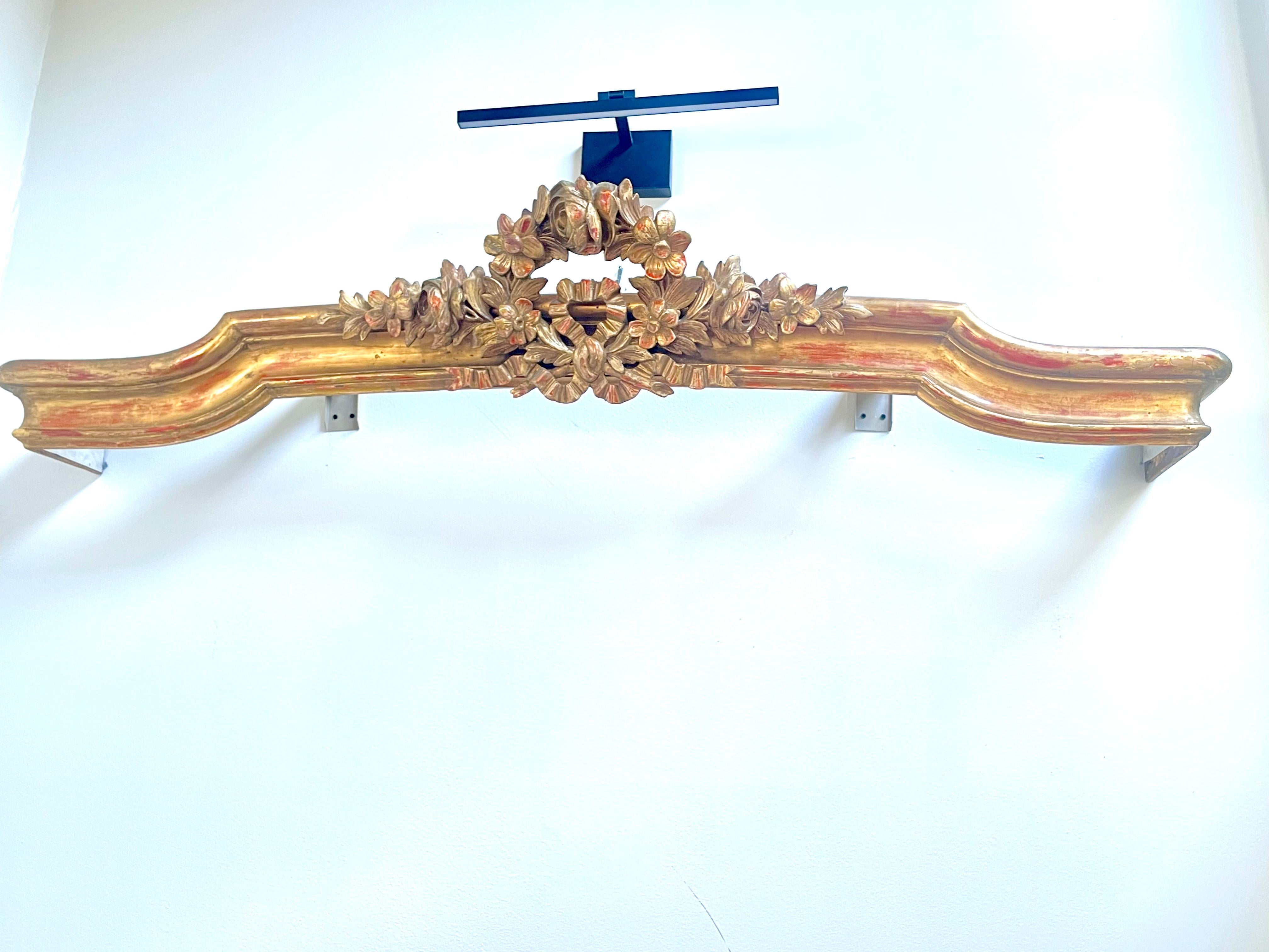 Architektonisches Element aus Giltwood im Louis XVI-Stil, montiert als Kranz oder Baldachin (Französisch) im Angebot