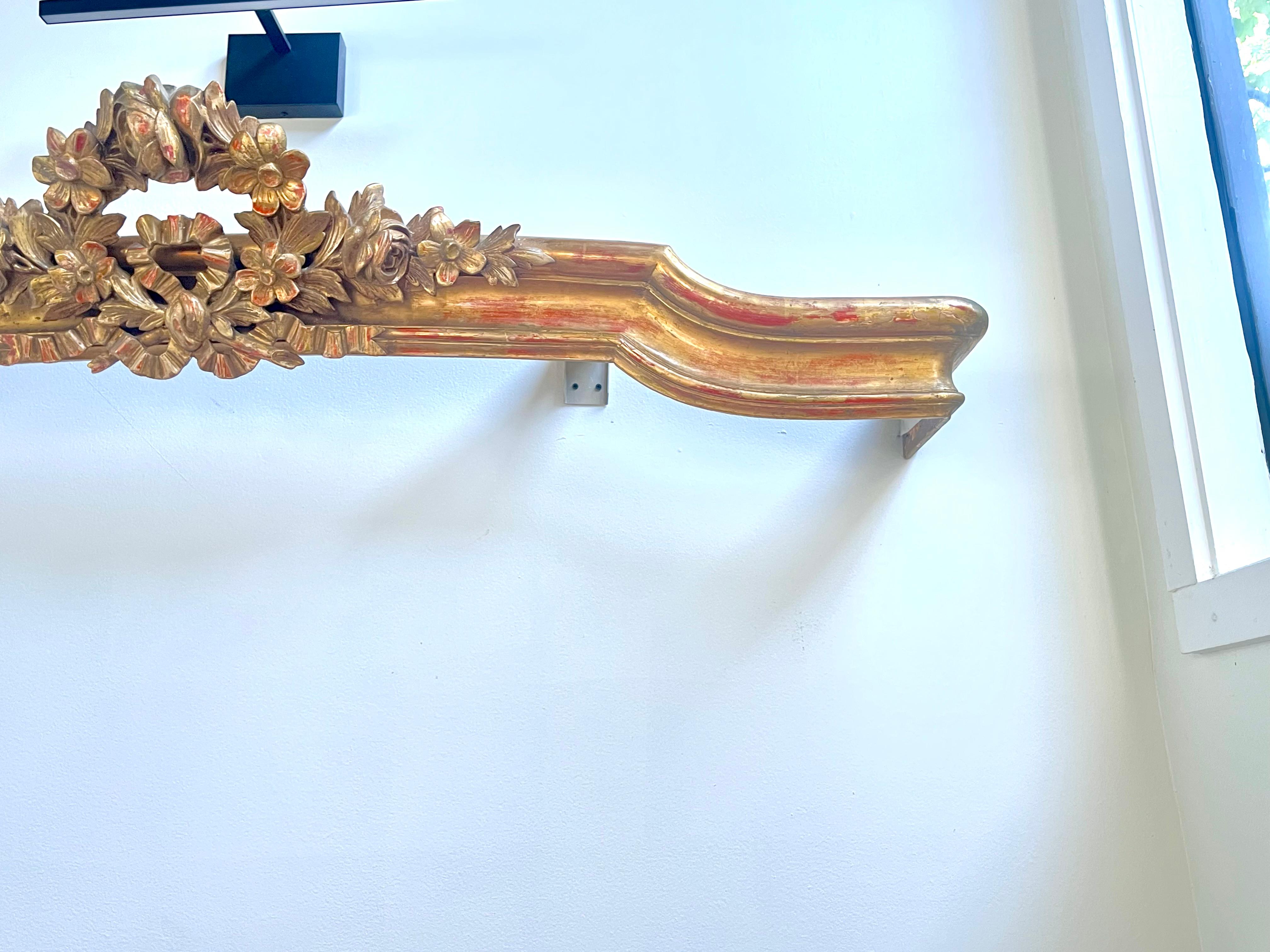 Architektonisches Element aus Giltwood im Louis XVI-Stil, montiert als Kranz oder Baldachin (Geschnitzt) im Angebot