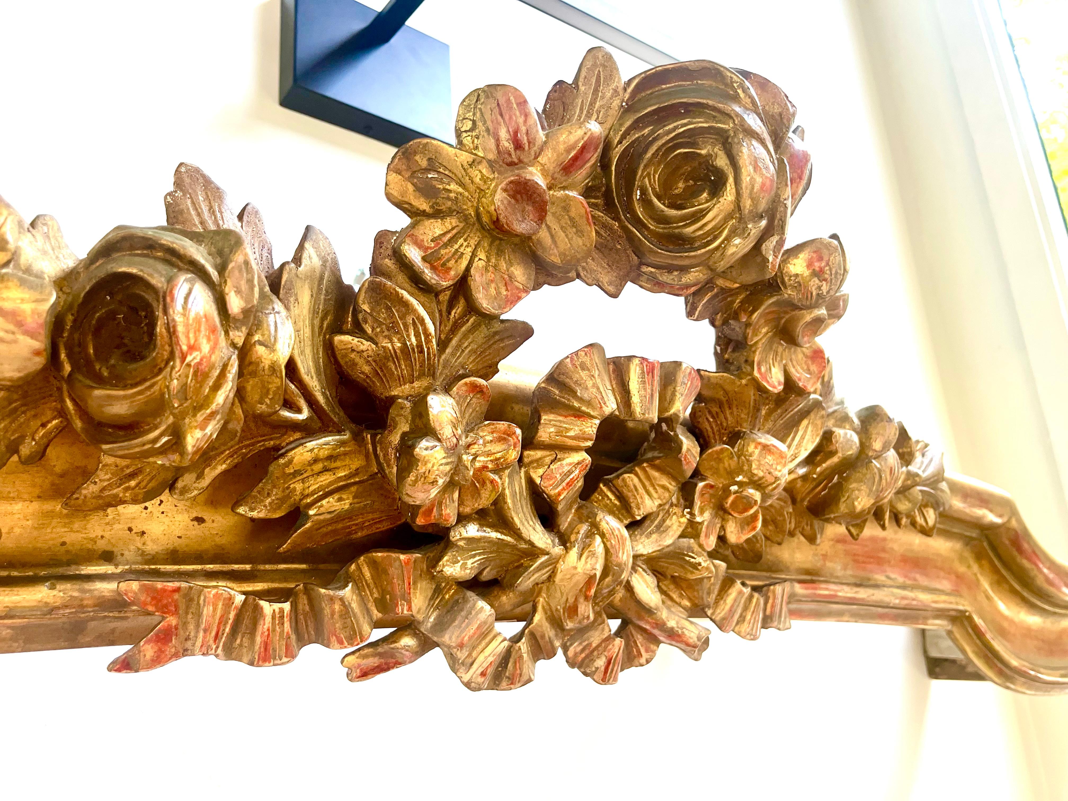 Architektonisches Element aus Giltwood im Louis XVI-Stil, montiert als Kranz oder Baldachin (19. Jahrhundert) im Angebot