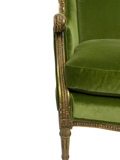 Bergère/ fauteuil de style Louis XVI en bois sculpté et velours vert
