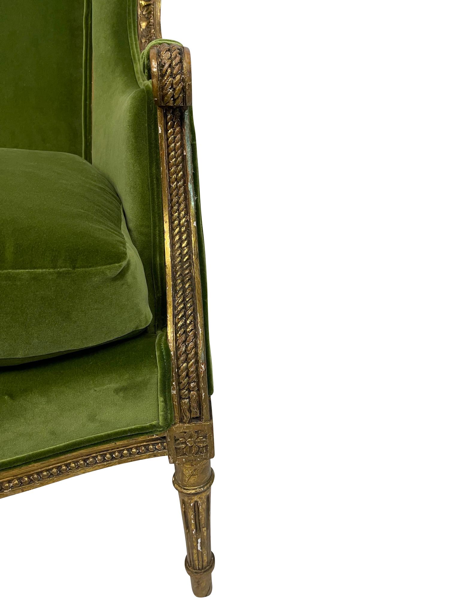 Inconnu Bergère/ fauteuil de style Louis XVI en bois sculpté et velours vert en vente
