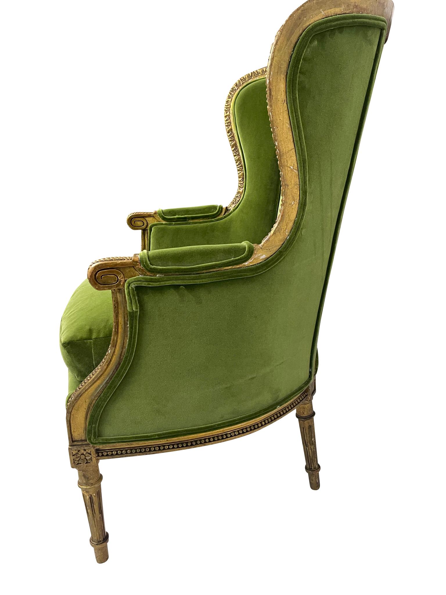 Sculpté à la main Bergère/ fauteuil de style Louis XVI en bois sculpté et velours vert en vente