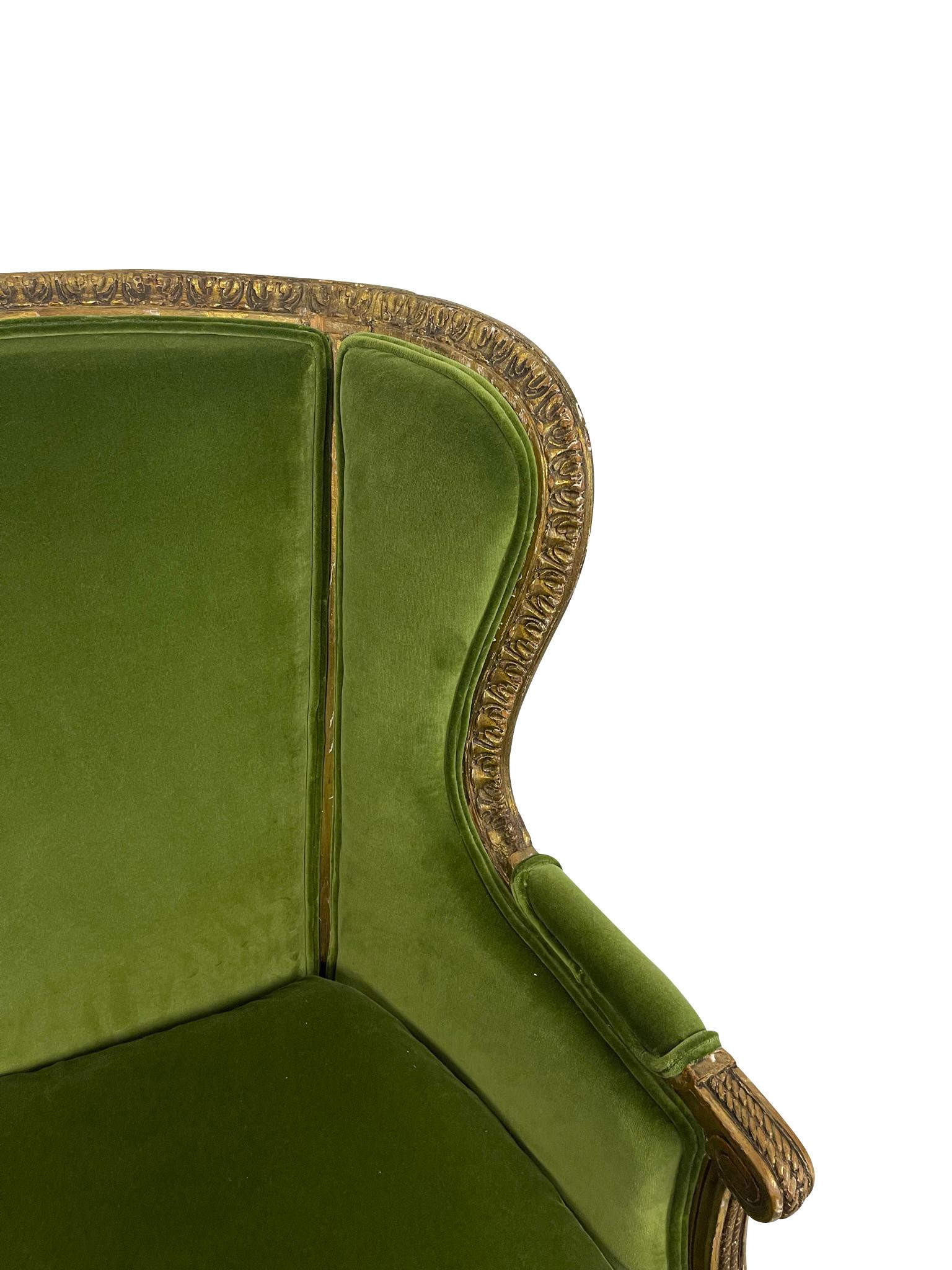 Bergère/ fauteuil de style Louis XVI en bois sculpté et velours vert Bon état - En vente à Essex, MA
