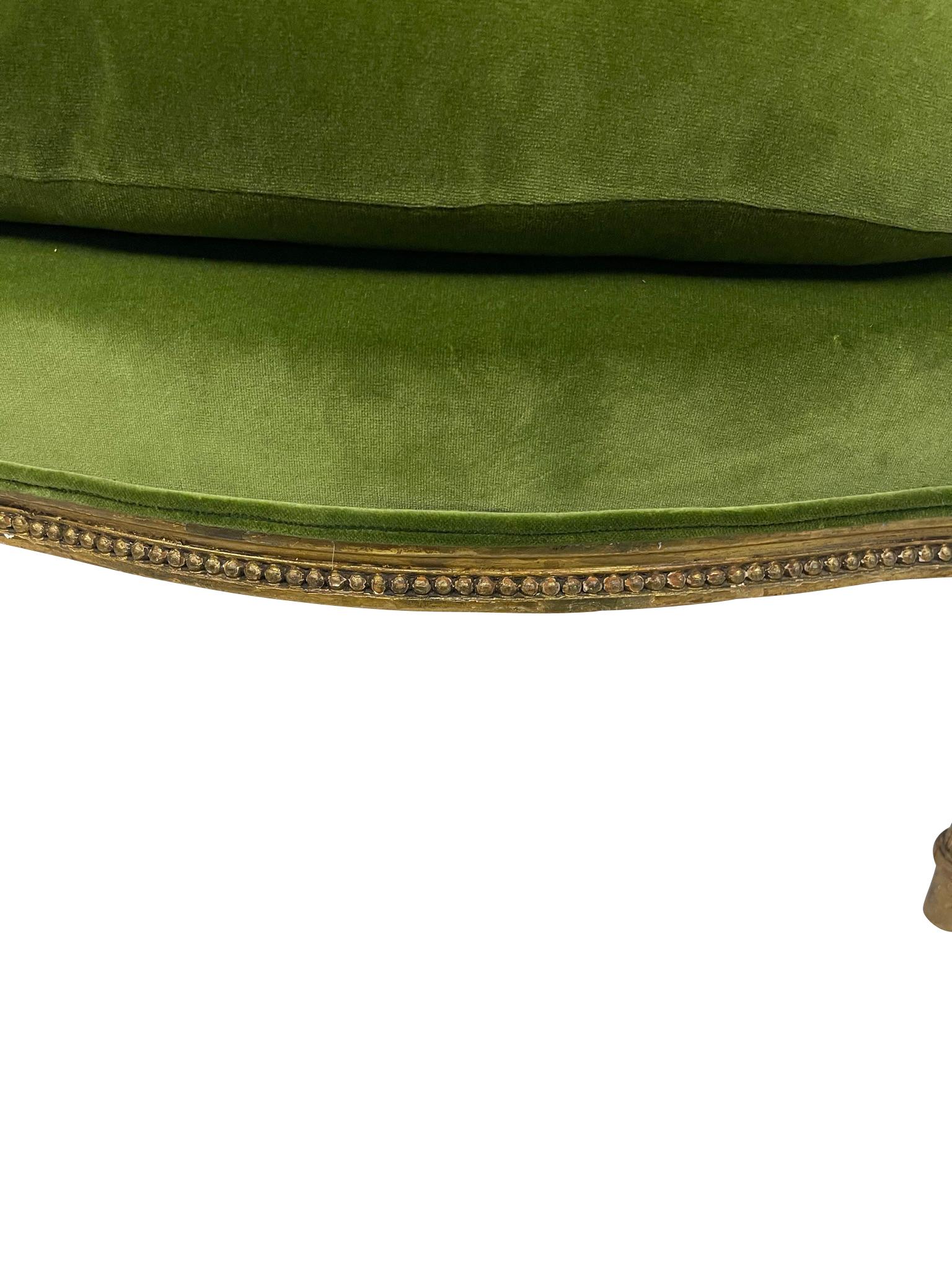 Bois doré Bergère/ fauteuil de style Louis XVI en bois sculpté et velours vert en vente