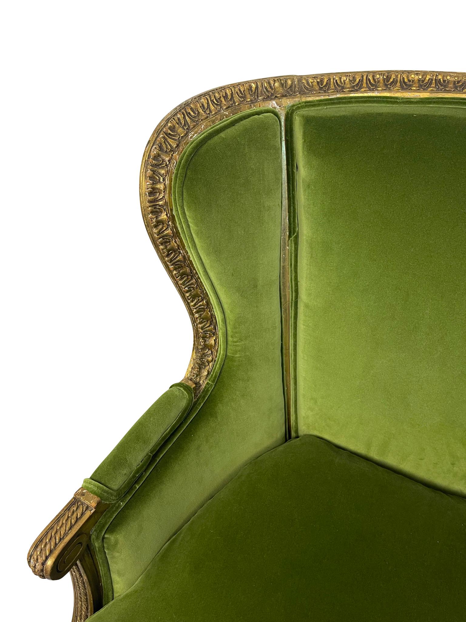 Bergère/ fauteuil de style Louis XVI en bois sculpté et velours vert en vente 1