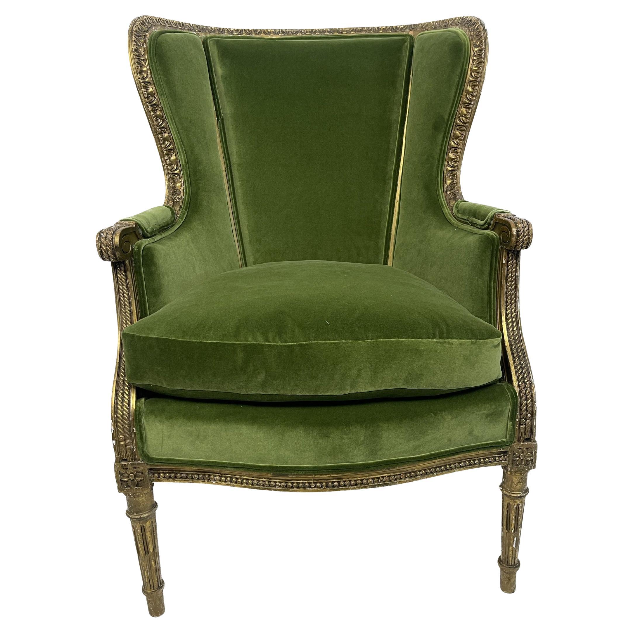 Bergère/ fauteuil de style Louis XVI en bois sculpté et velours vert en vente