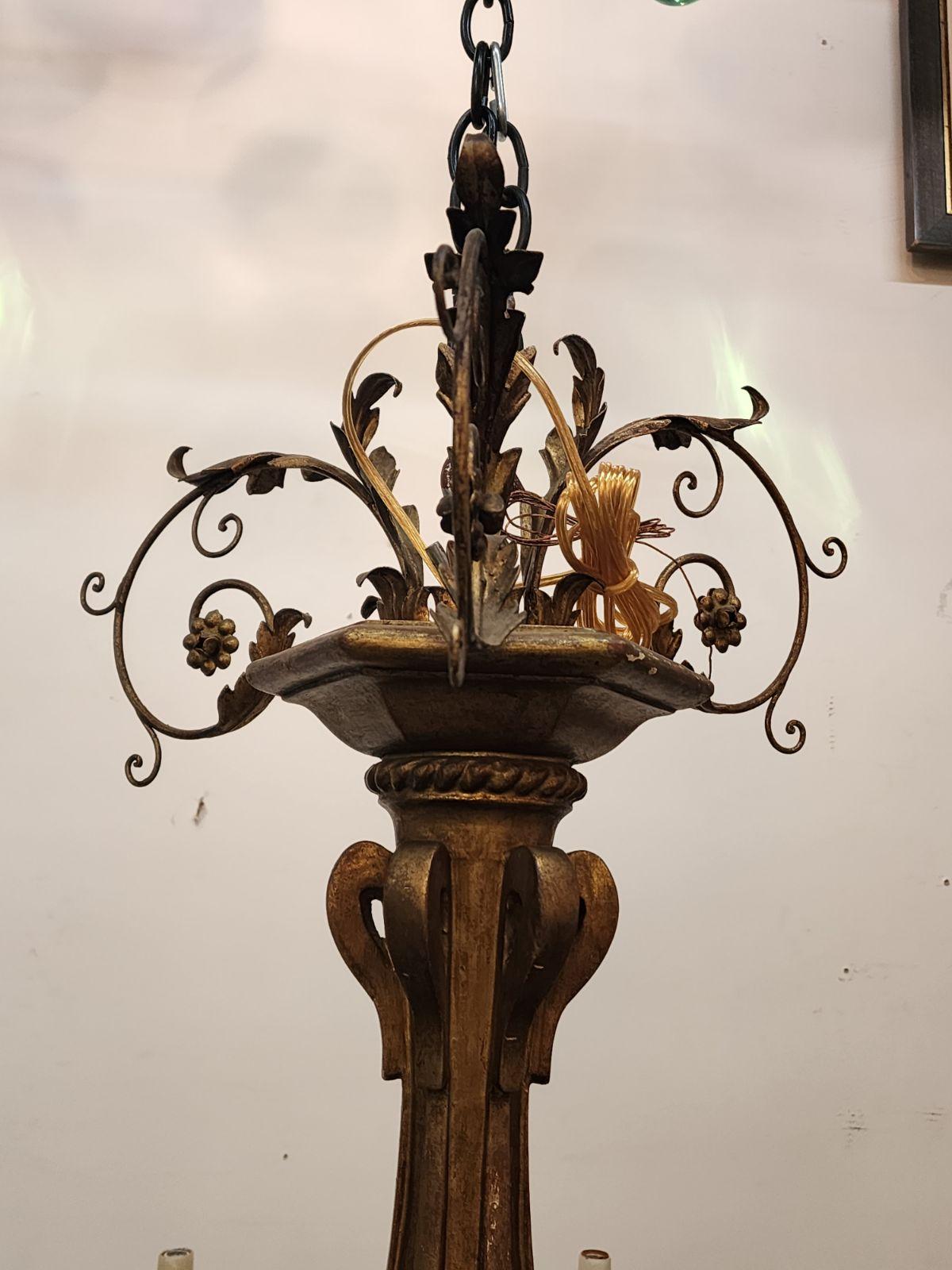 Un bellissimo lampadario in stile Luigi XVI a 9 luci. Realizzato in legno d'orato. Ricablato e pronto per l'installazione. 