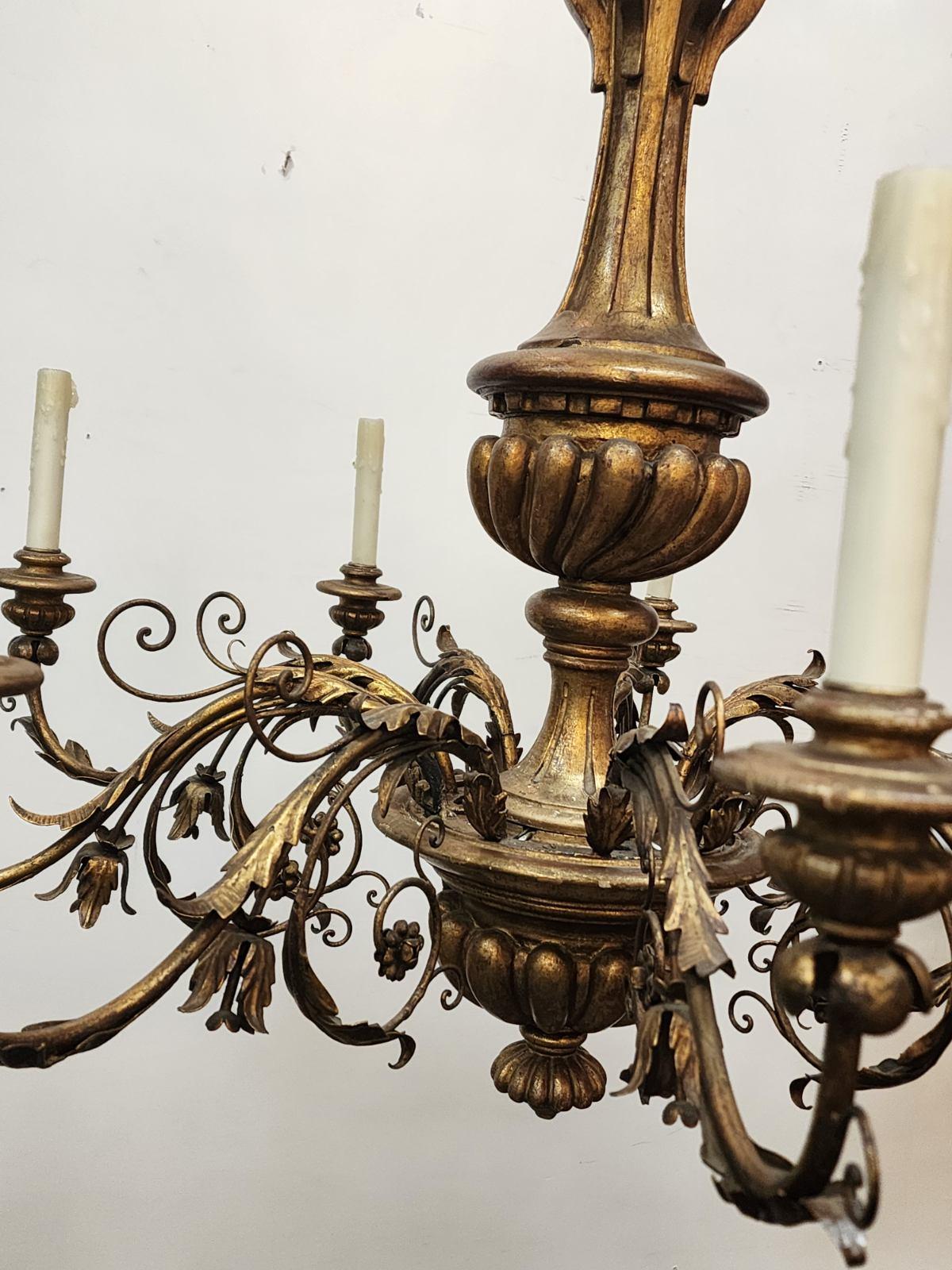 Rococò Lampadario in legno dorato in stile Luigi XVI in vendita