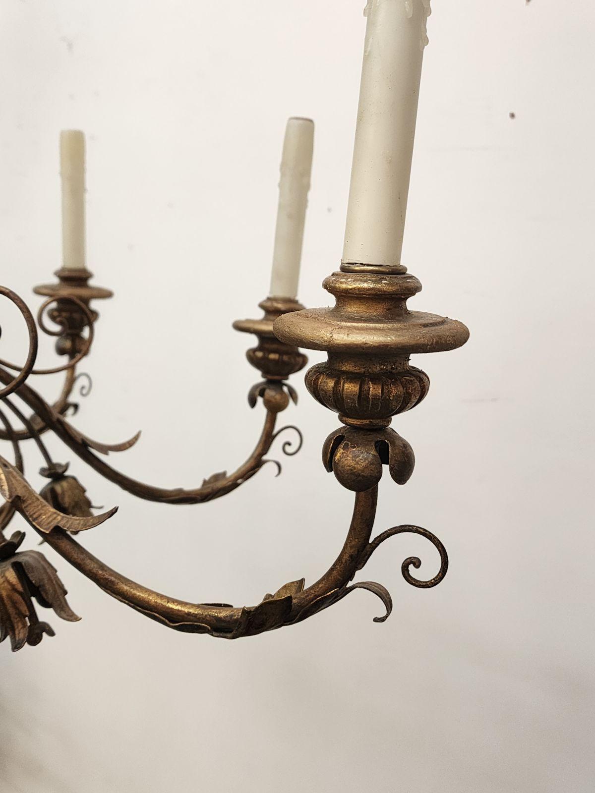 XIX secolo Lampadario in legno dorato in stile Luigi XVI in vendita