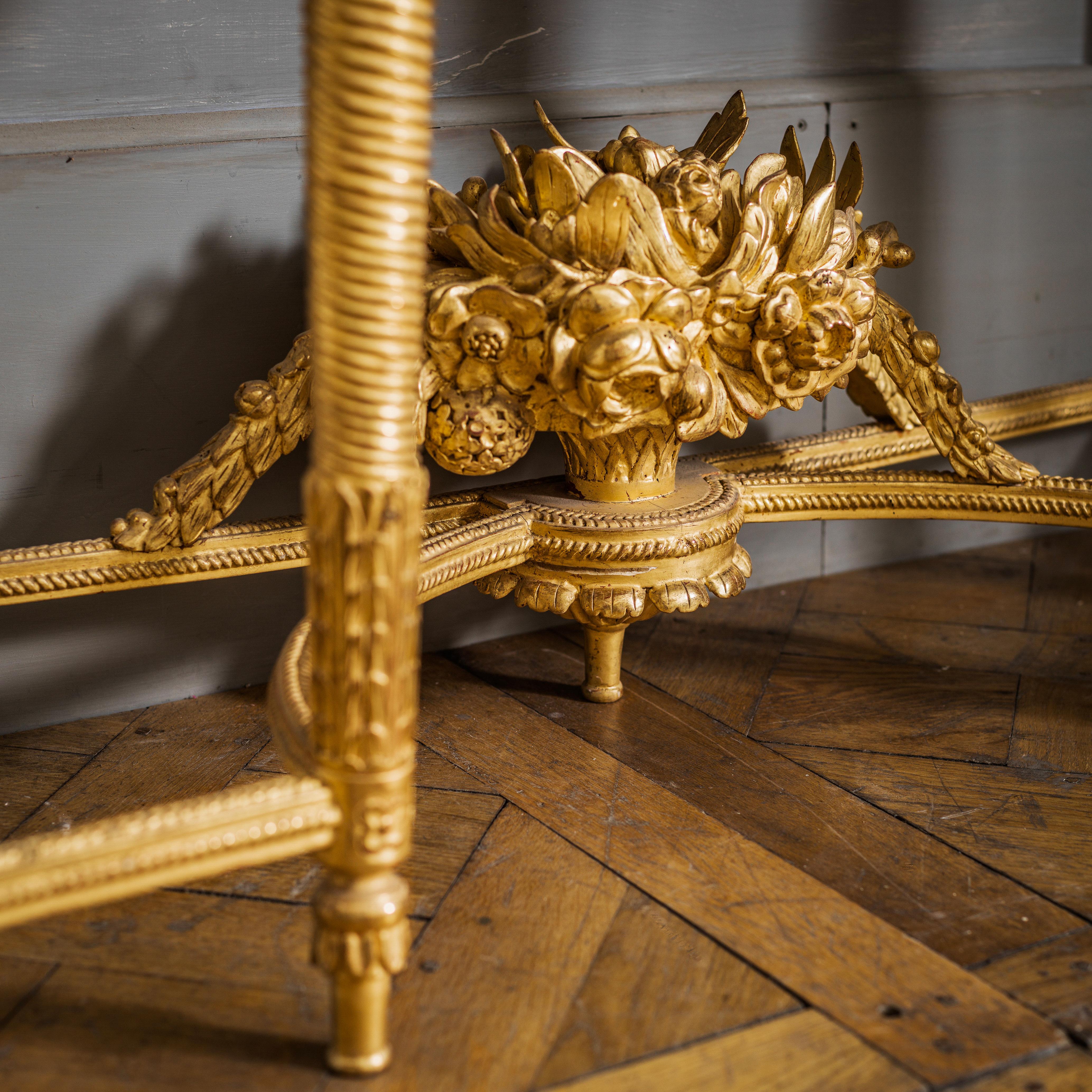 Feuille d'or Console de style Louis XVI en vente