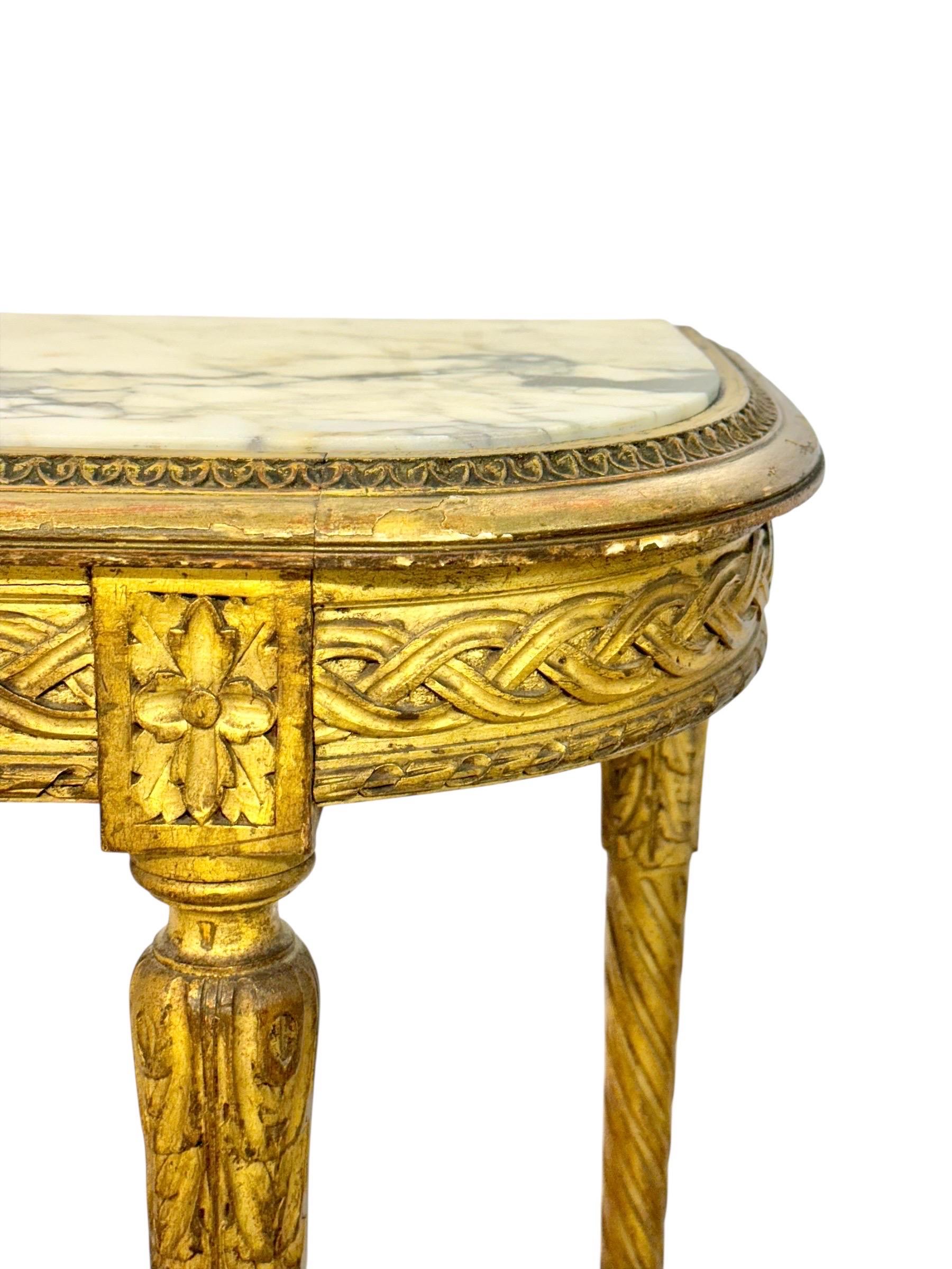Dieser exquisite Konsolentisch ist ein raffiniertes Beispiel französischer Handwerkskunst im Louis-XVI-Stil aus dem 19. Jahrhundert. Seine anmutige Demi-Lune-Form ist mit aufwändigen handgeschnitzten Details im gesamten Goldholzrahmen verziert,