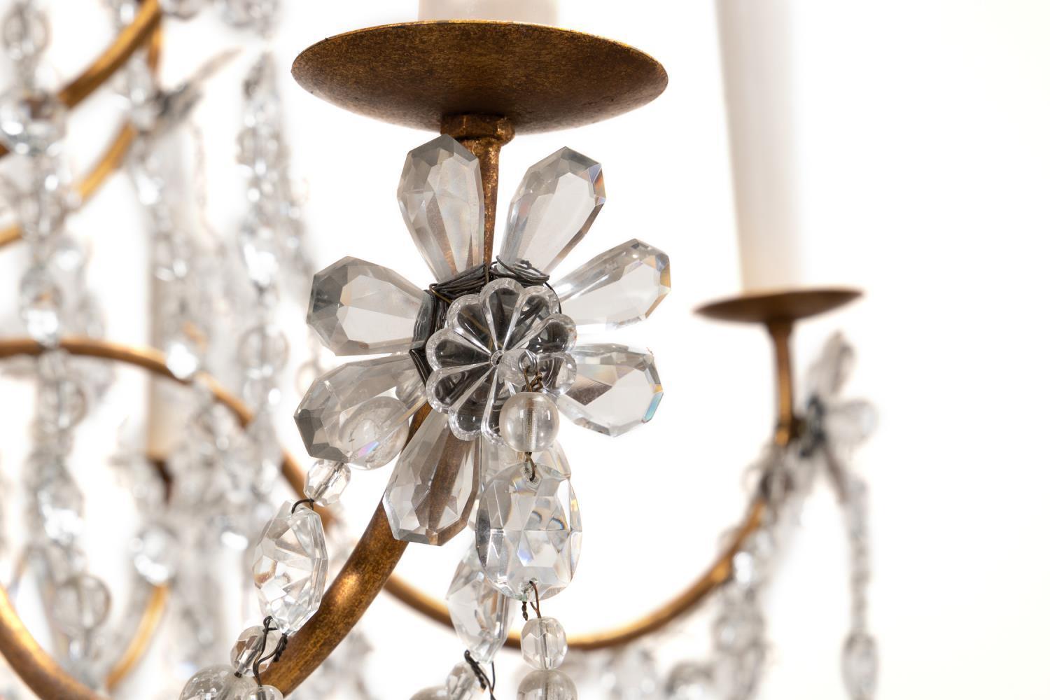 Européen Lustre en bois doré et cristal de style Louis XVI en vente