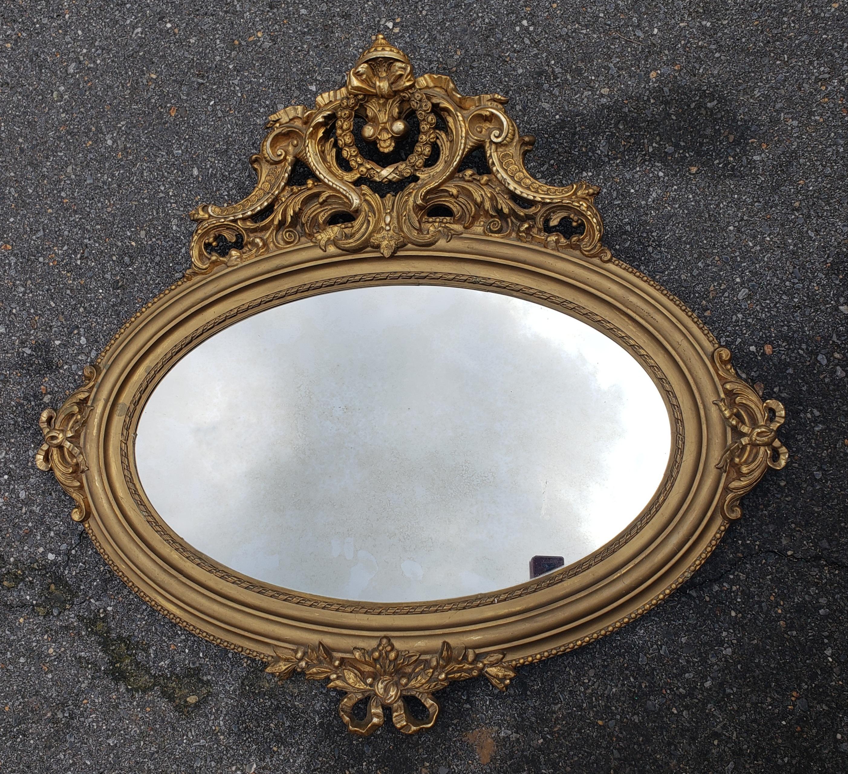 Highly decorative giltwood frame Louis XVI style wall oval mirror.
Measures 42