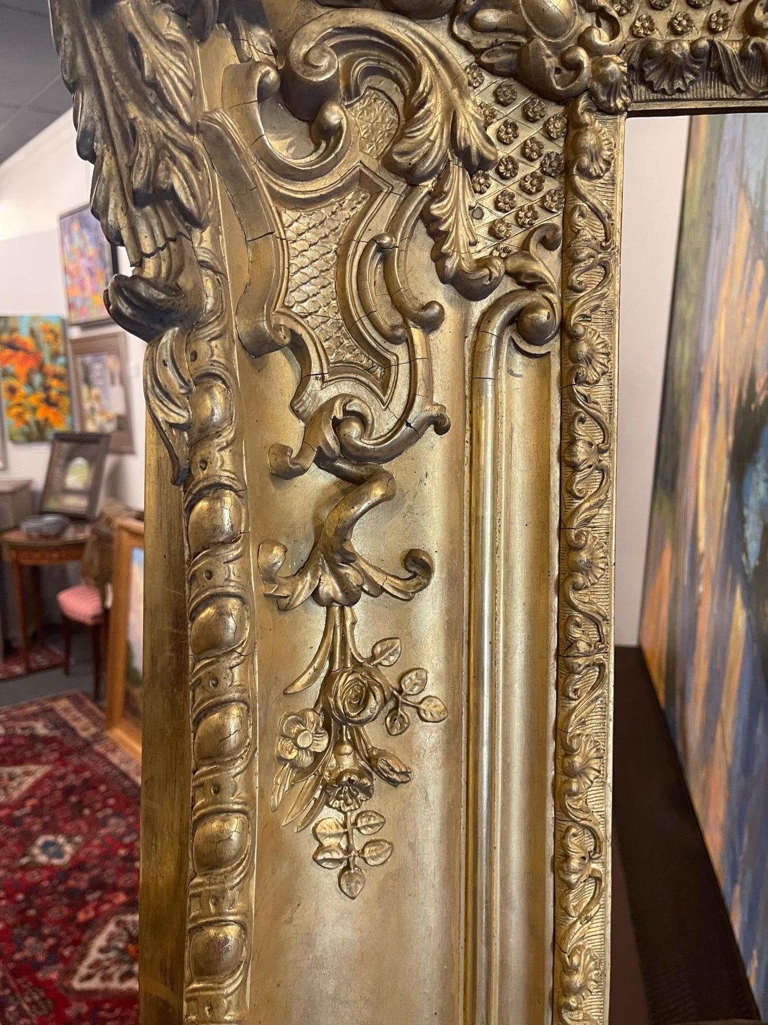 Vergoldeter Holzrahmen im Louis-XVI-Stil mit dekorativem geschnitztem Design, frühes 20. Jahrhundert (Französisch) im Angebot