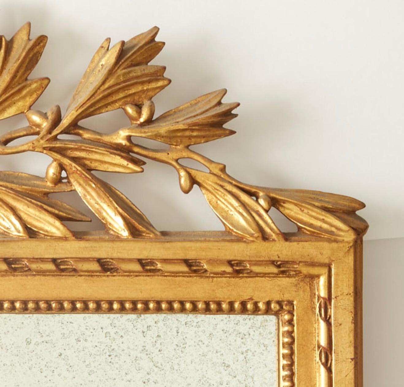 Style Louis XVI  Miroir suspendu de cheminée Giltwood Bon état - En vente à Tarry Town, NY