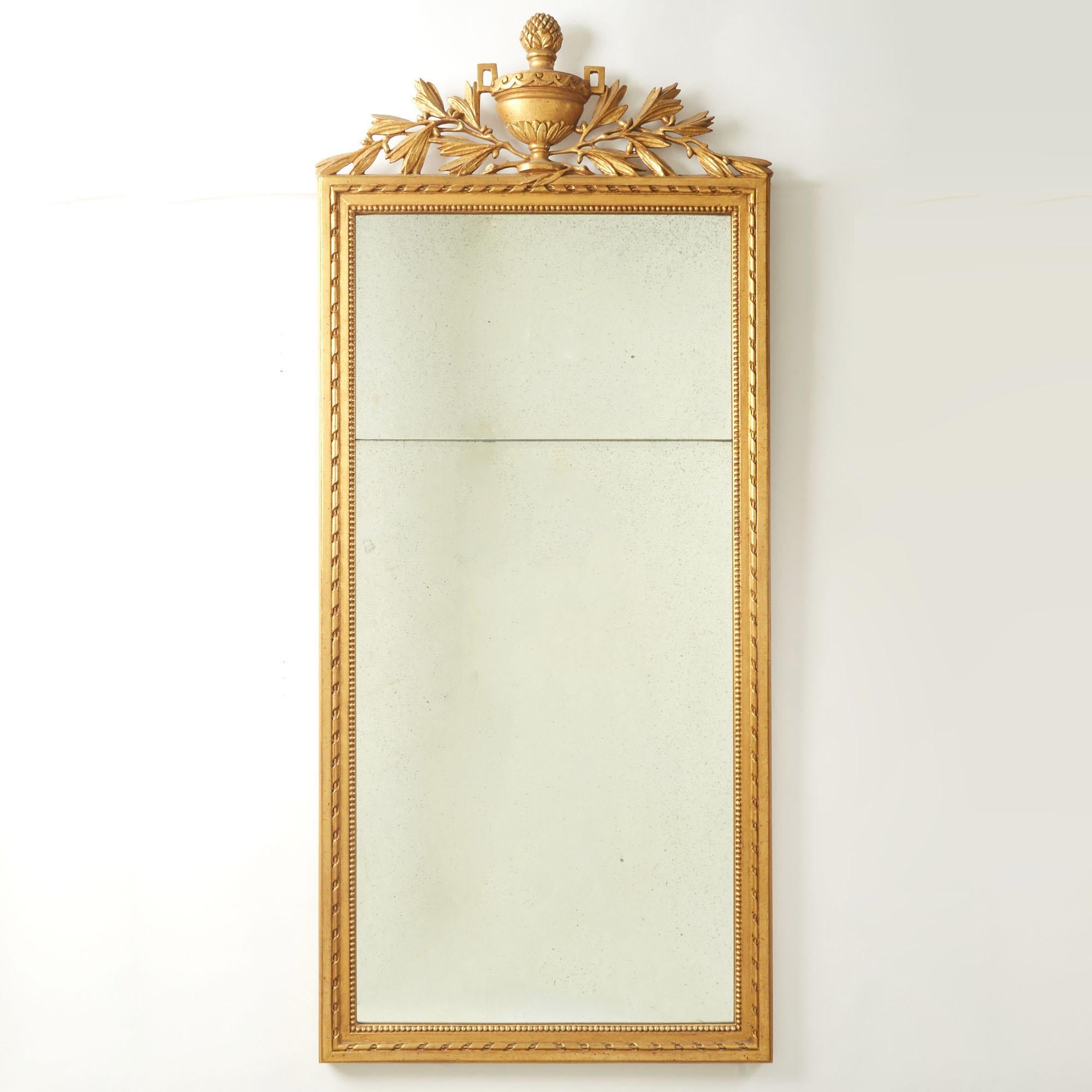 Style Louis XVI  Miroir suspendu de cheminée Giltwood en vente 3