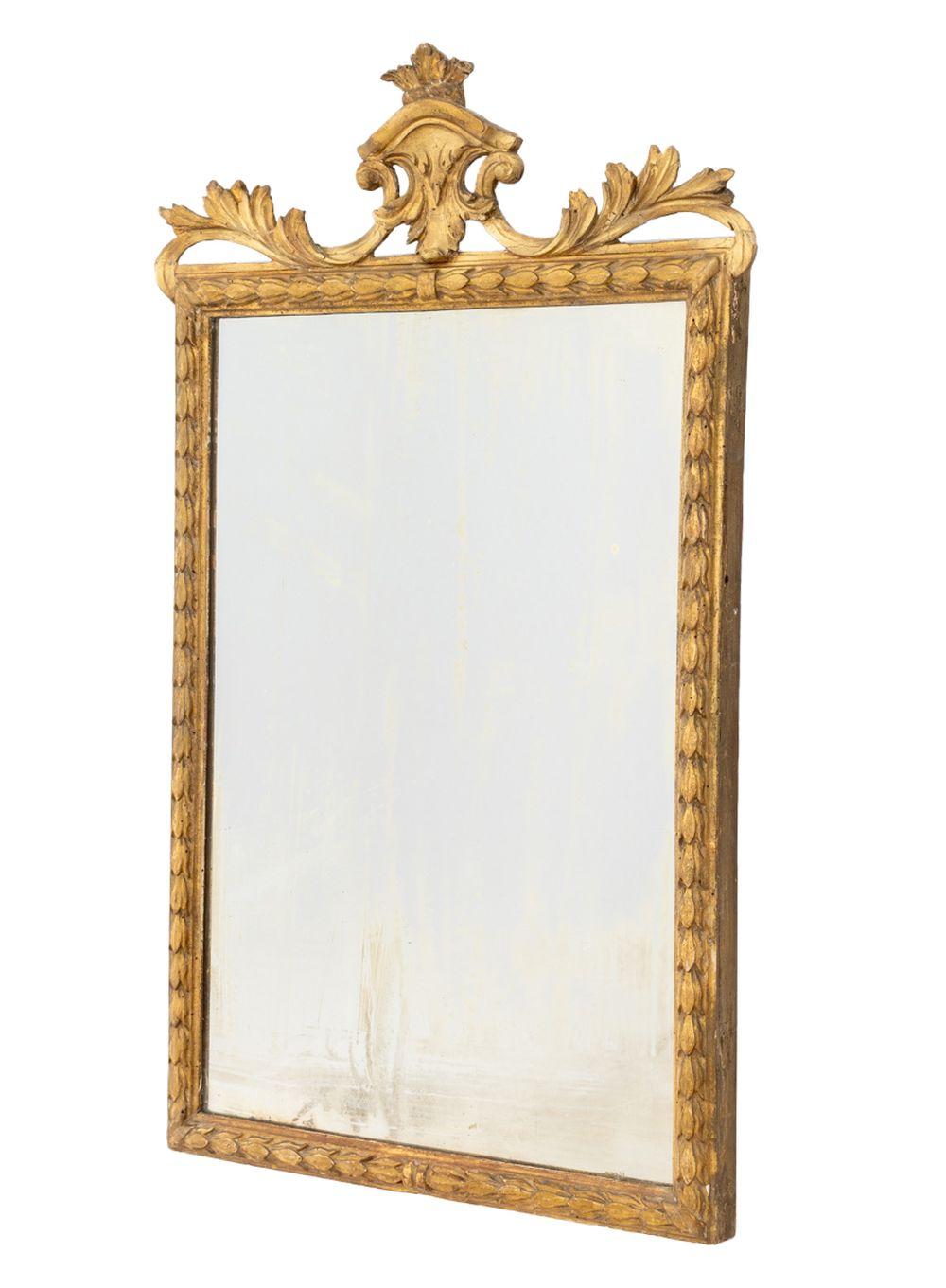 Miroir en bois doré de style Louis XVI, A.I.C. Bon état - En vente à Astoria, NY