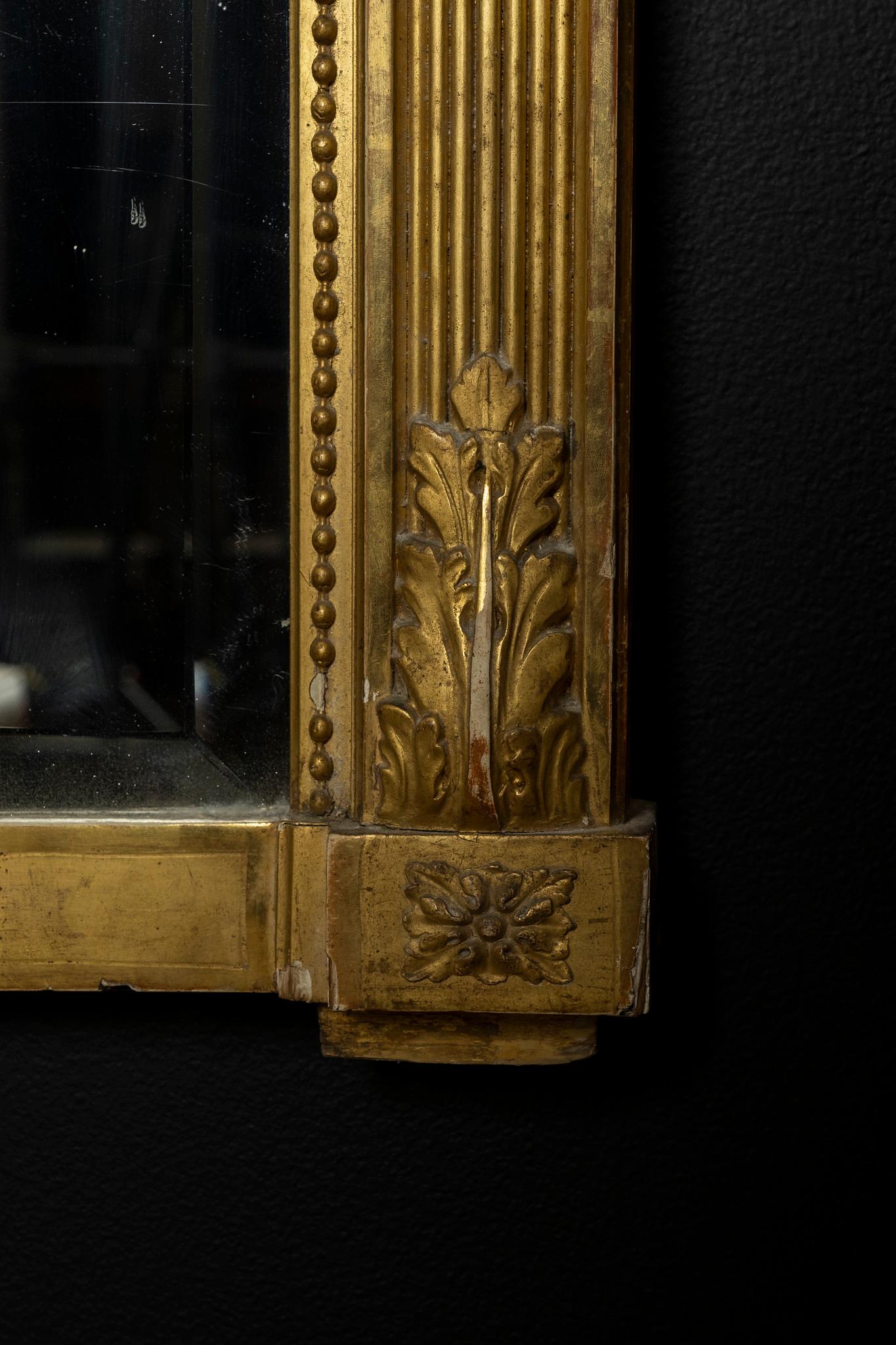 Ein großer französischer Spiegel im Louis XVI-Stil aus vergoldetem Holz mit abgeschrägten Kanten.