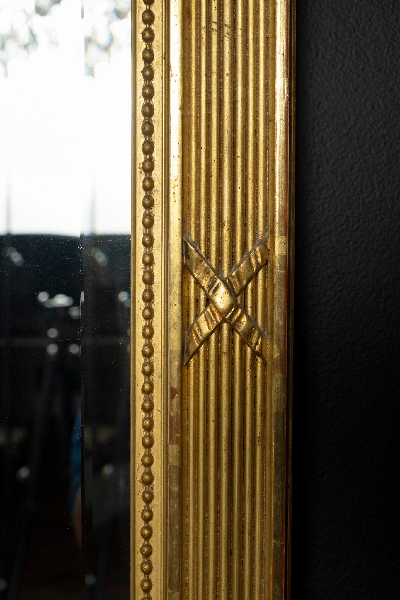 Spiegel aus vergoldetem Holz im Louis XVI.-Stil (Französisch) im Angebot