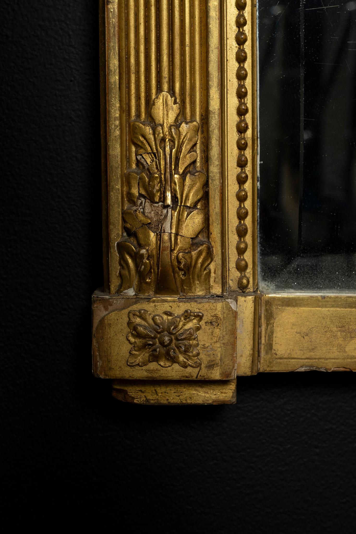 Spiegel aus vergoldetem Holz im Louis XVI.-Stil im Zustand „Gut“ im Angebot in Houston, TX