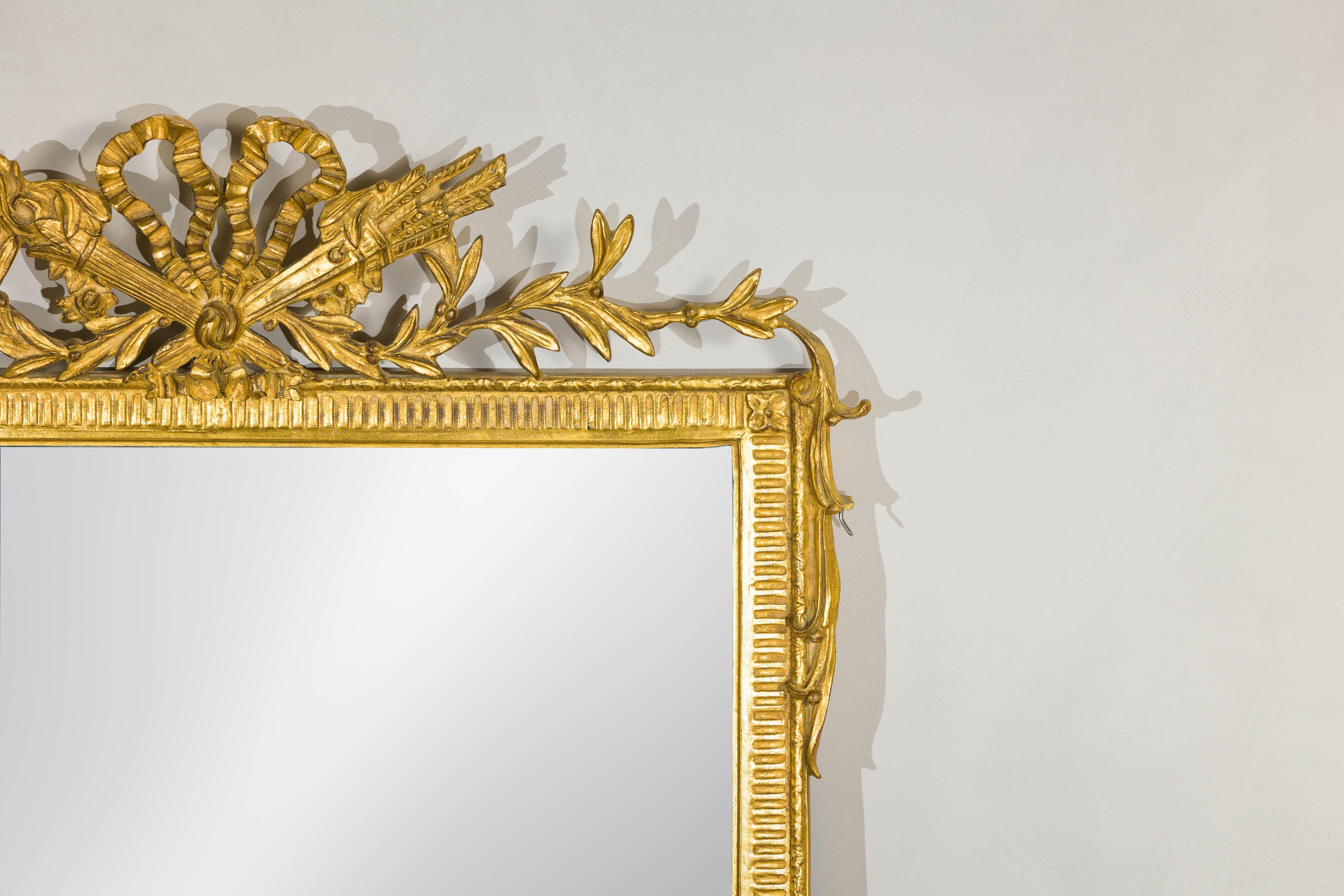 Louis XVI-Style Giltwood Mirror with Allegorical Crest of Triumph and Virtue In Good Condition For Sale In Yonkers, NY