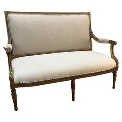 Canapé en bois doré de style Louis XVI