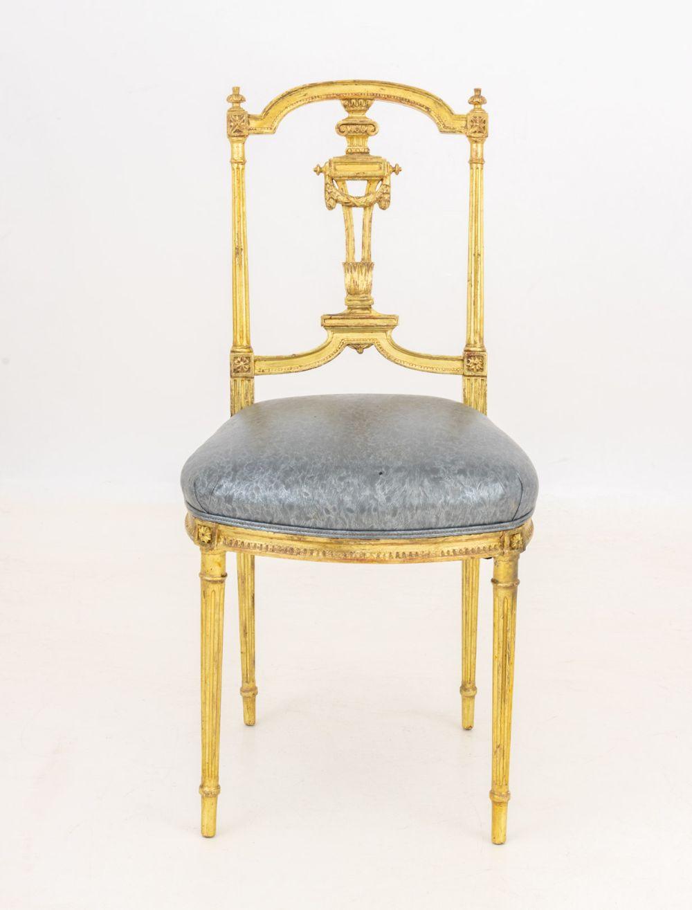 Chaise d'appoint en bois doré de style Louis XVI, vers 1900, avec assise tapissée de couleur argent métallique. 32