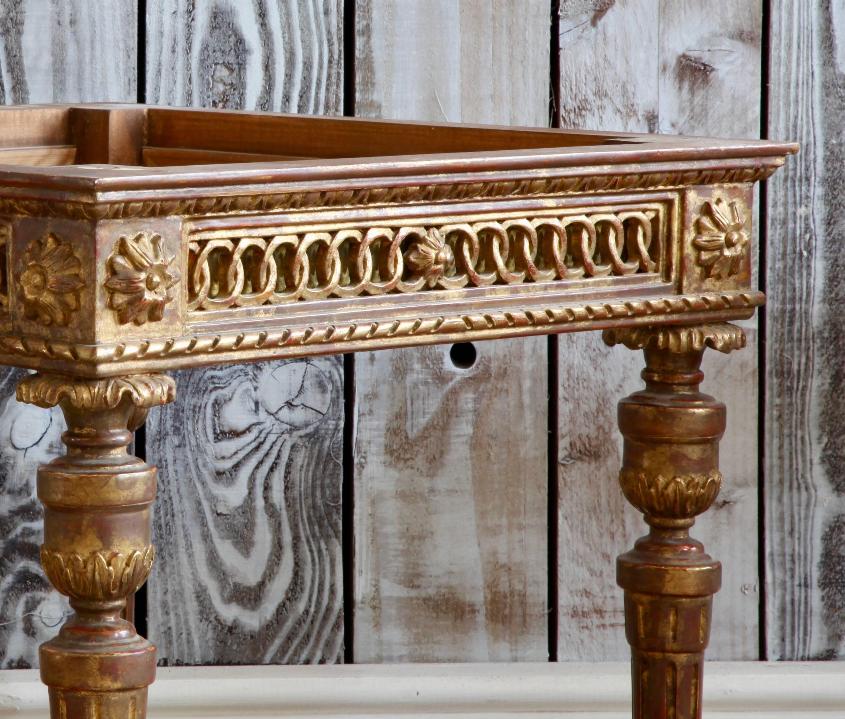 Mesas auxiliares de madera dorada estilo Luis XVI fabricadas por La Maison London Siglo XXI y contemporáneo en venta