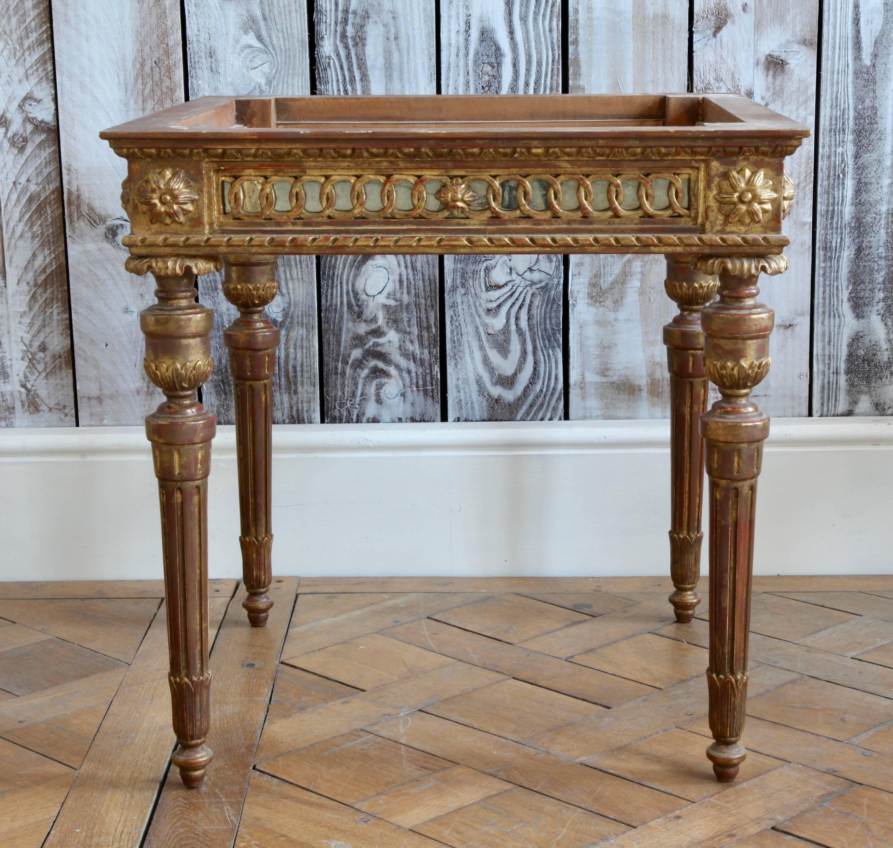 Mesas auxiliares de madera dorada estilo Luis XVI fabricadas por La Maison London Madera en venta