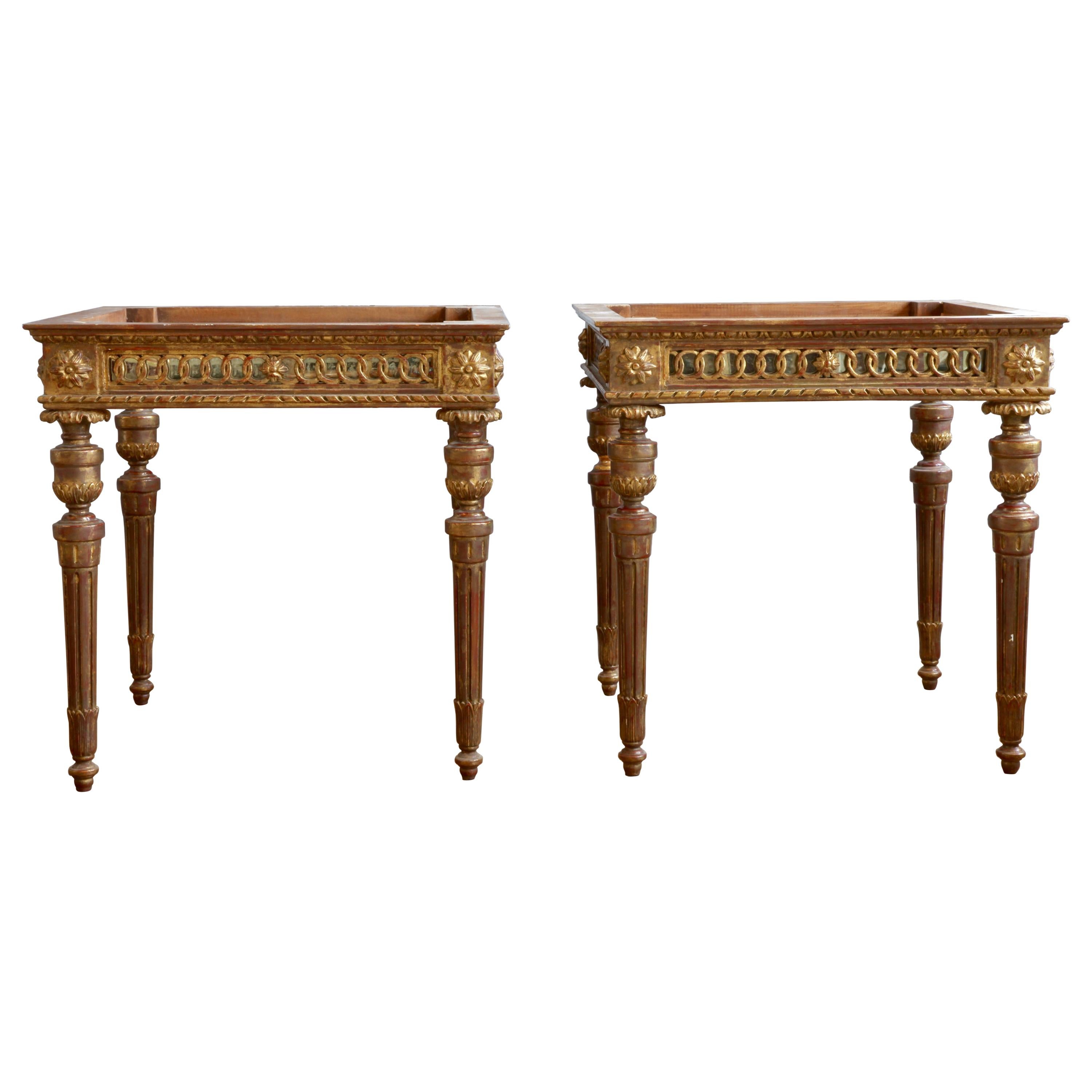 Mesas auxiliares de madera dorada estilo Luis XVI fabricadas por La Maison London en venta
