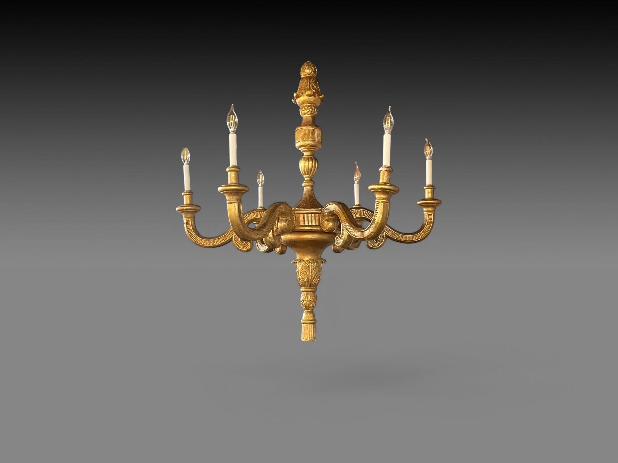 Lámpara de araña grande de seis luces, estilo Luis XVI, madera dorada, Italia, años 60

Una gran lámpara de araña italiana de seis luces de estilo Luis XVI. La cinta y la borla forman una columna central de la que salen seis brazos reticulados. El