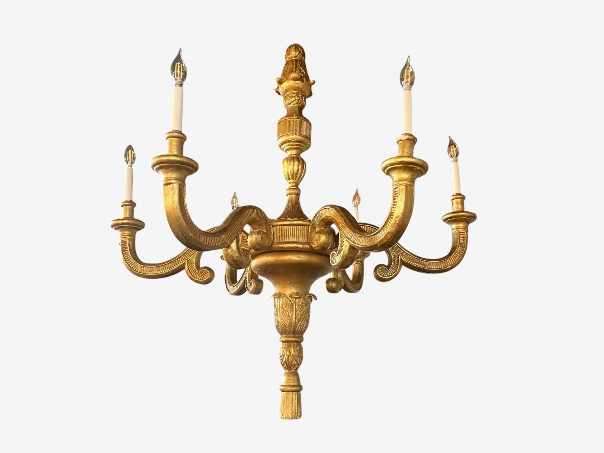 Lámpara de araña grande de seis luces, estilo Luis XVI, madera dorada, Italia, años 60 Italiano en venta