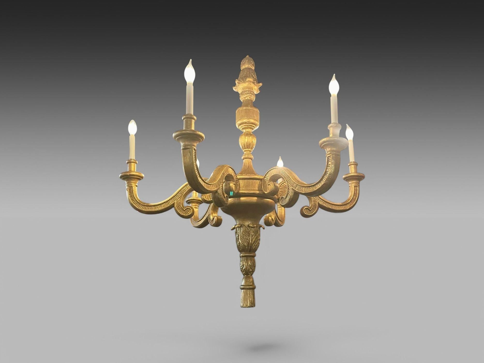 Lámpara de araña grande de seis luces, estilo Luis XVI, madera dorada, Italia, años 60 en Bueno estado para la venta en Manhasset, NY