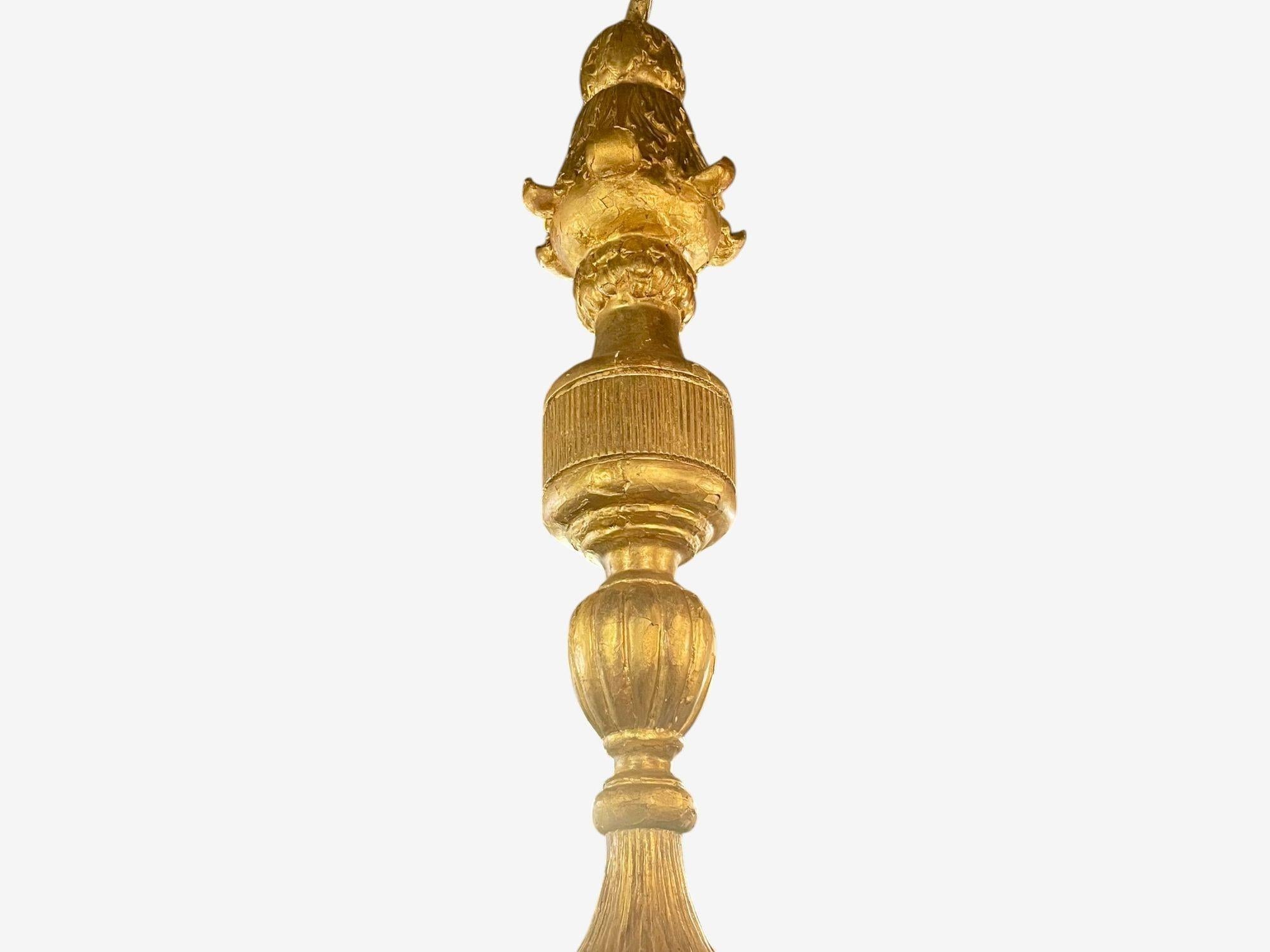 Lámpara de araña grande de seis luces, estilo Luis XVI, madera dorada, Italia, años 60 mediados del siglo XX en venta