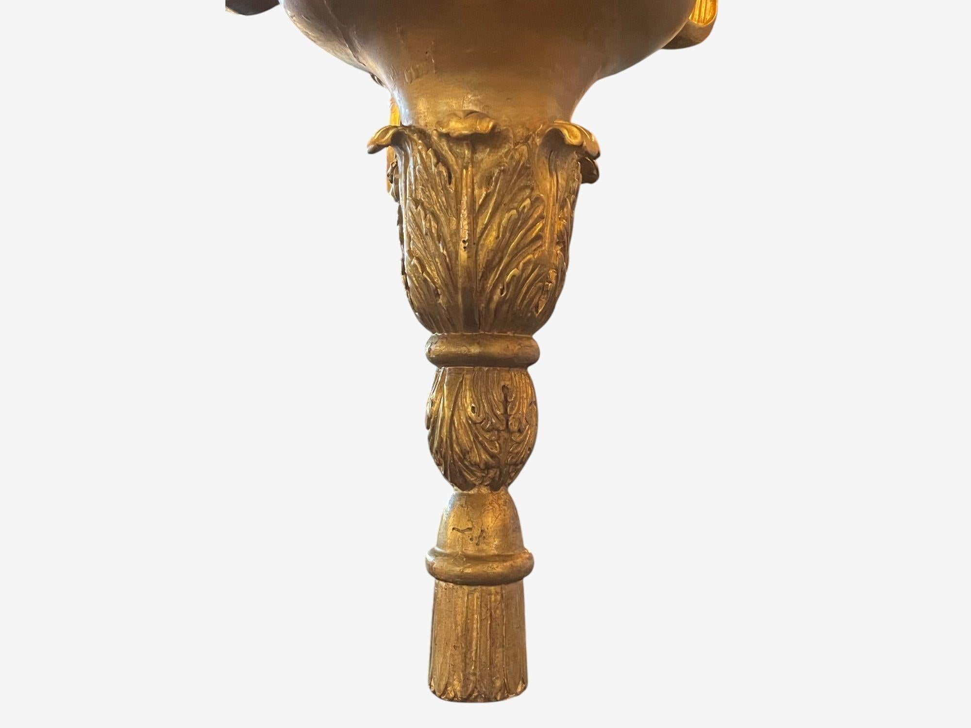 Lámpara de araña grande de seis luces, estilo Luis XVI, madera dorada, Italia, años 60 Madera dorada en venta