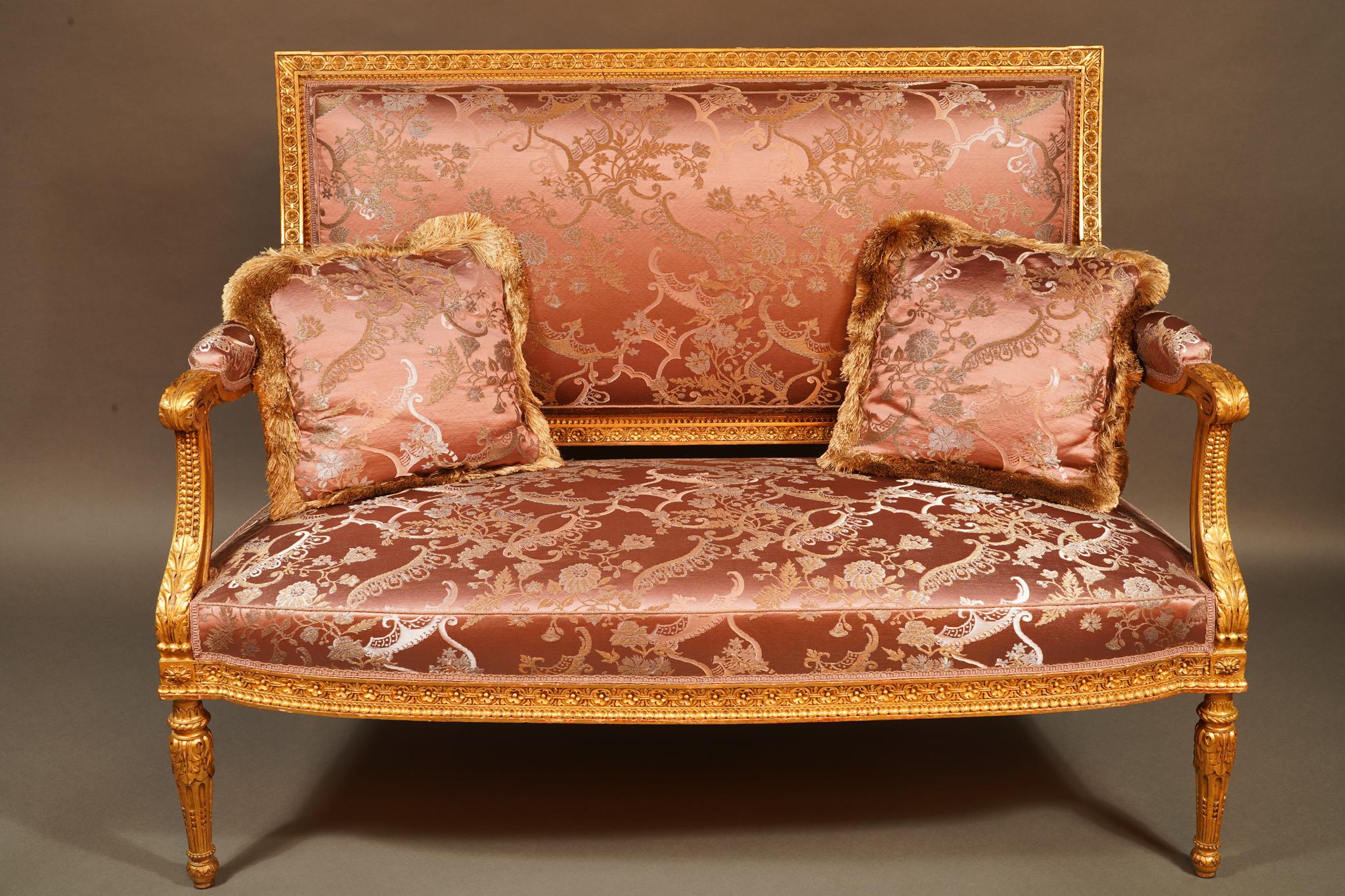 Reich geschnitztes, vergoldetes Holzsofa, bezogen mit rosafarbener, mit japanischen Motiven verzierter Seide, nach einem Modell von G. Jacob aus dem Jahr 1788 für das Schloss St. Cloud.