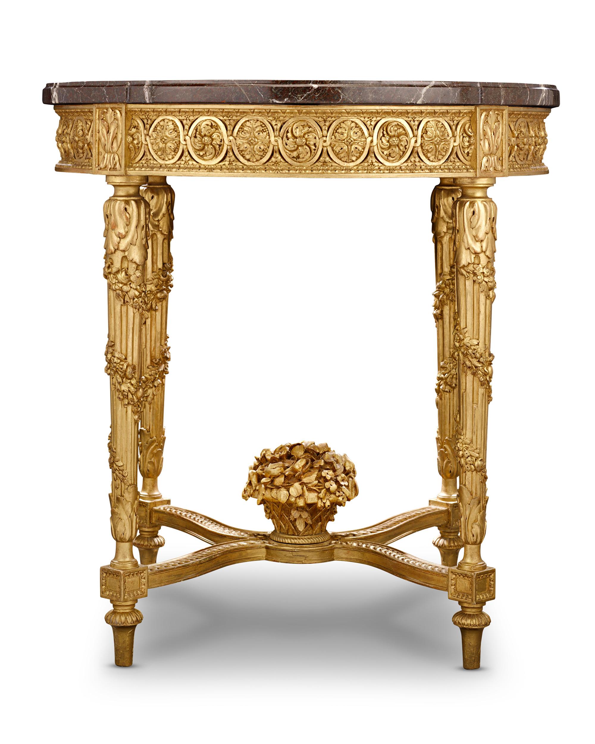 Table en bois doré de style Louis XVI
Circa 1860

Conçu dans le style Louis XVI, ce magnifique guéridon met en valeur l'esthétique néoclassique raffinée grâce au contraste saisissant de son riche plateau de marbre veiné de blanc et de sa base en