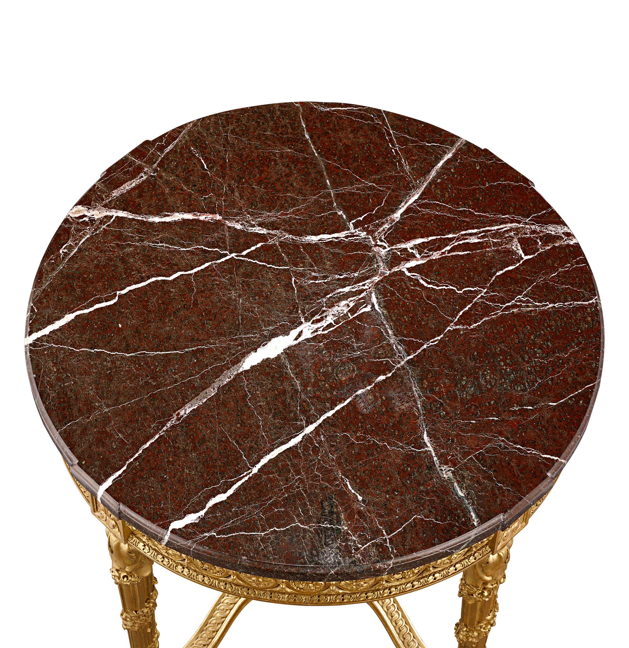 Français Table en bois doré de style Louis XVI en vente