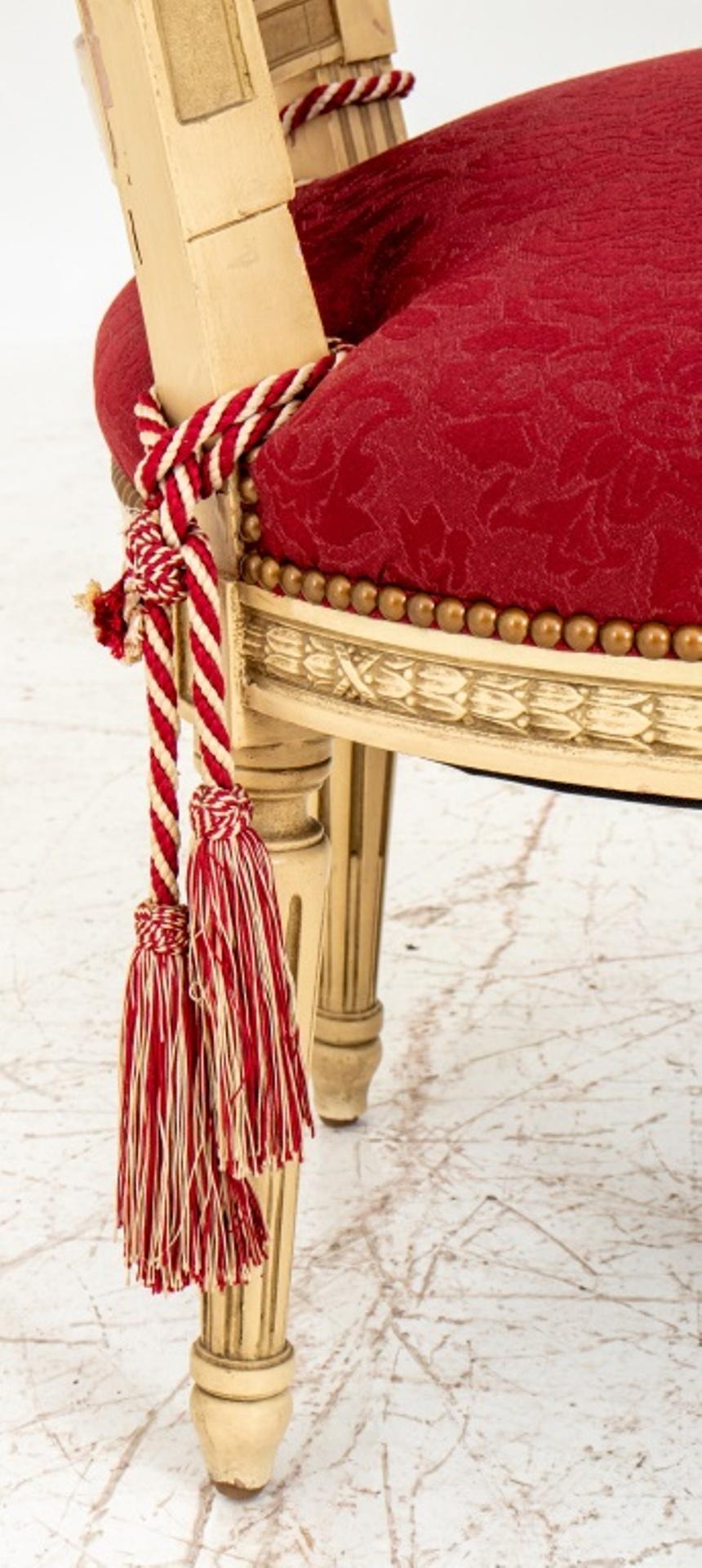 Louis XVI-Stil Gold & Weiß lackierte Sessel, Paar (Stoff) im Angebot
