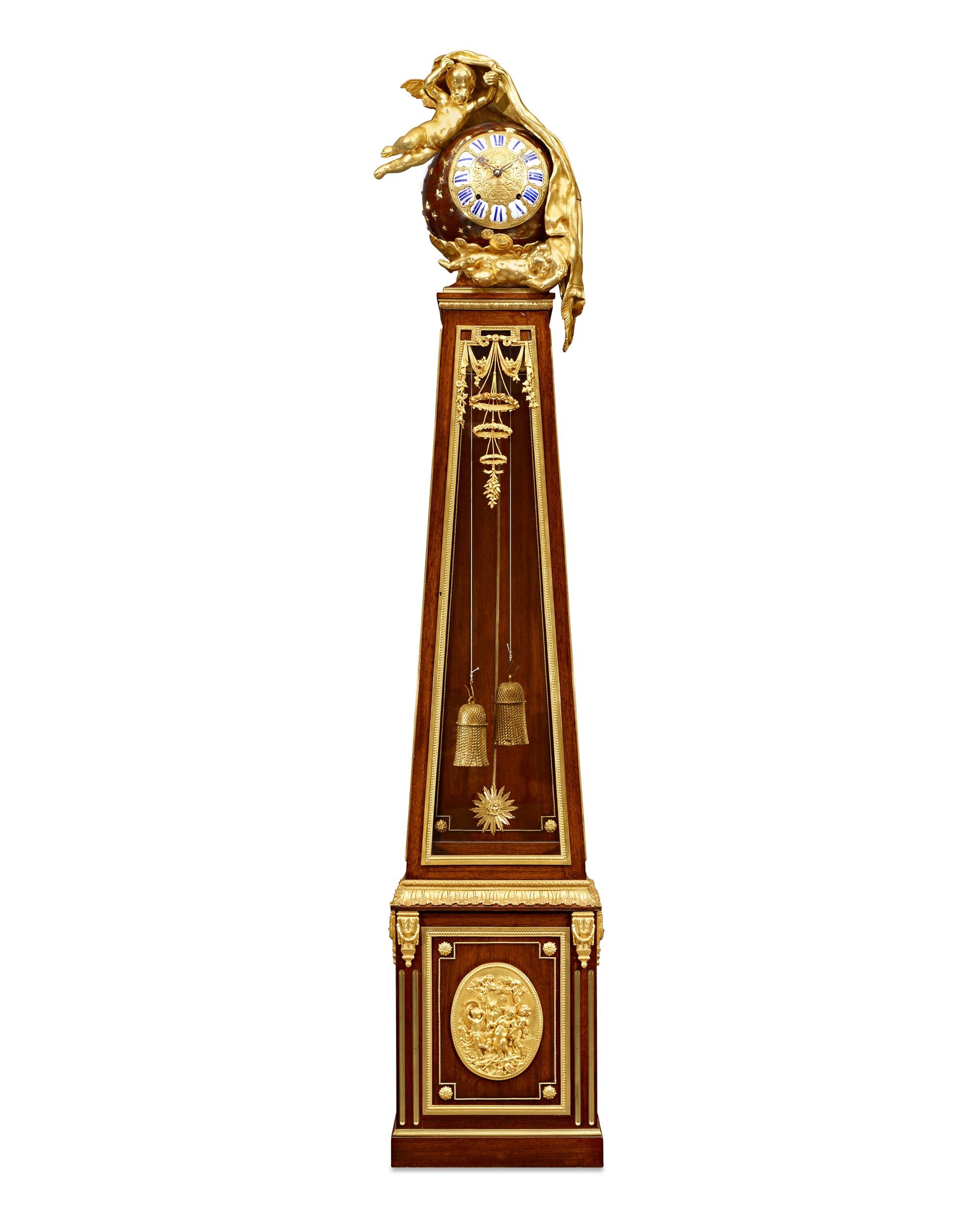 Cette monumentale horloge à régulateur de style Louis XVI est à la fois une merveille d'innovation horlogère et un parangon de finesse artistique. Ce garde-temps, qui rappelle le célèbre régulateur de parquet de Jean-Henri Riesener, conservé dans