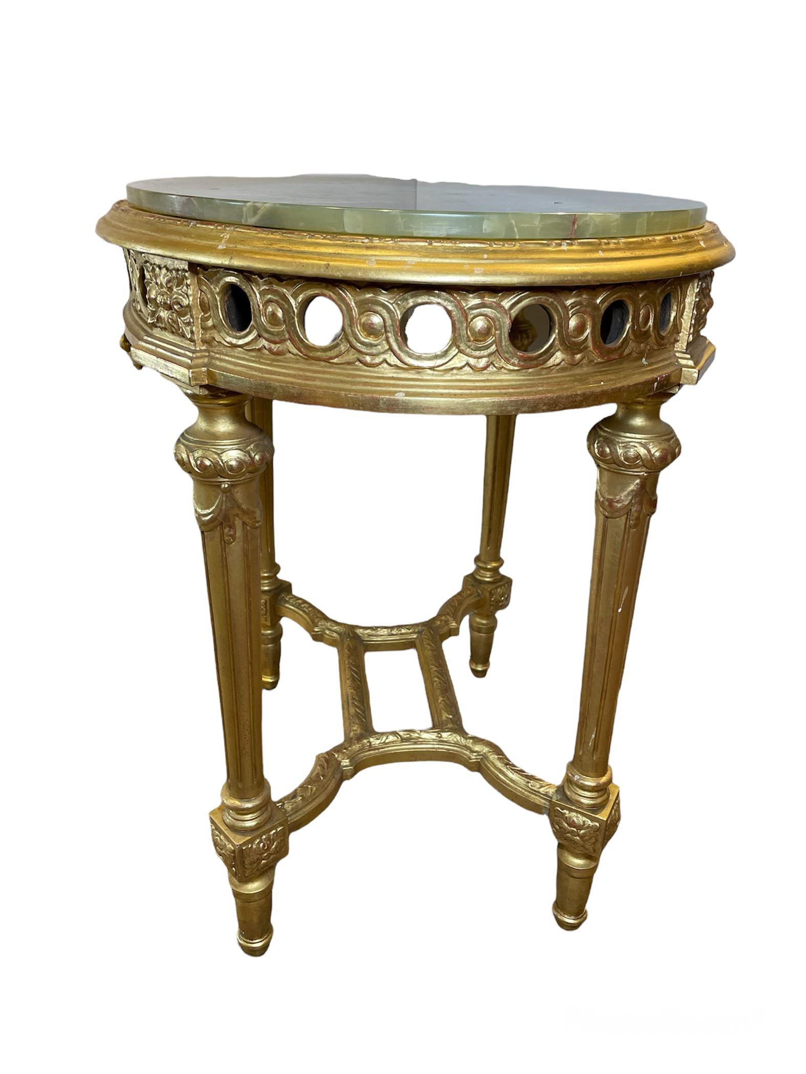 Mesa de centro de madera dorada con tapa de ónice verde estilo Luis XVI Tallado a mano en venta