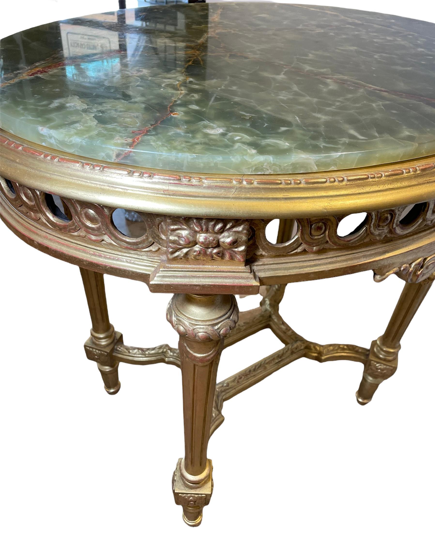 Mesa de centro de madera dorada con tapa de ónice verde estilo Luis XVI siglo XX en venta