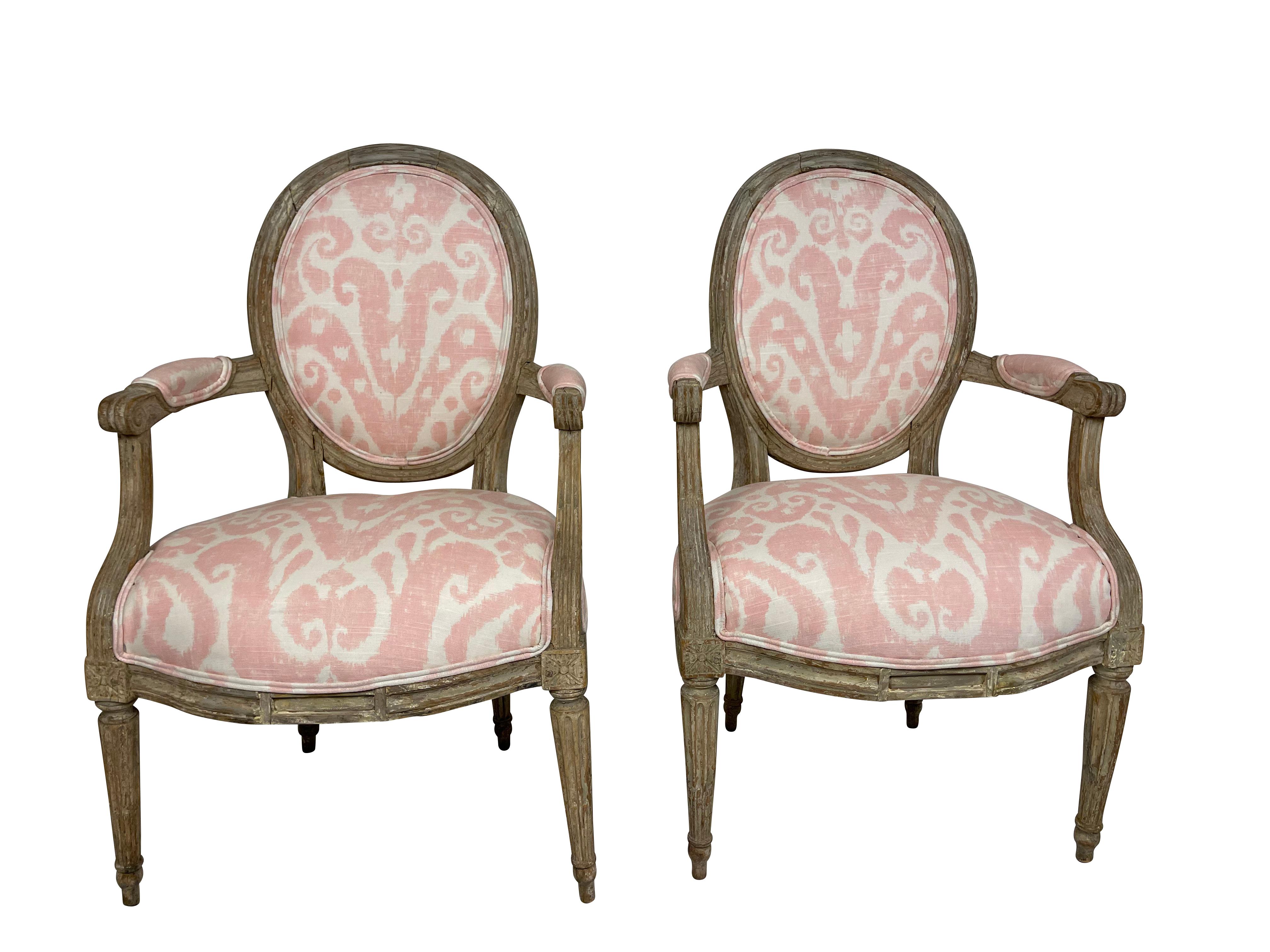 Louis XVI Style Grey Painted Armchairs in Pink and White Ikat Upholstery For Sale 1