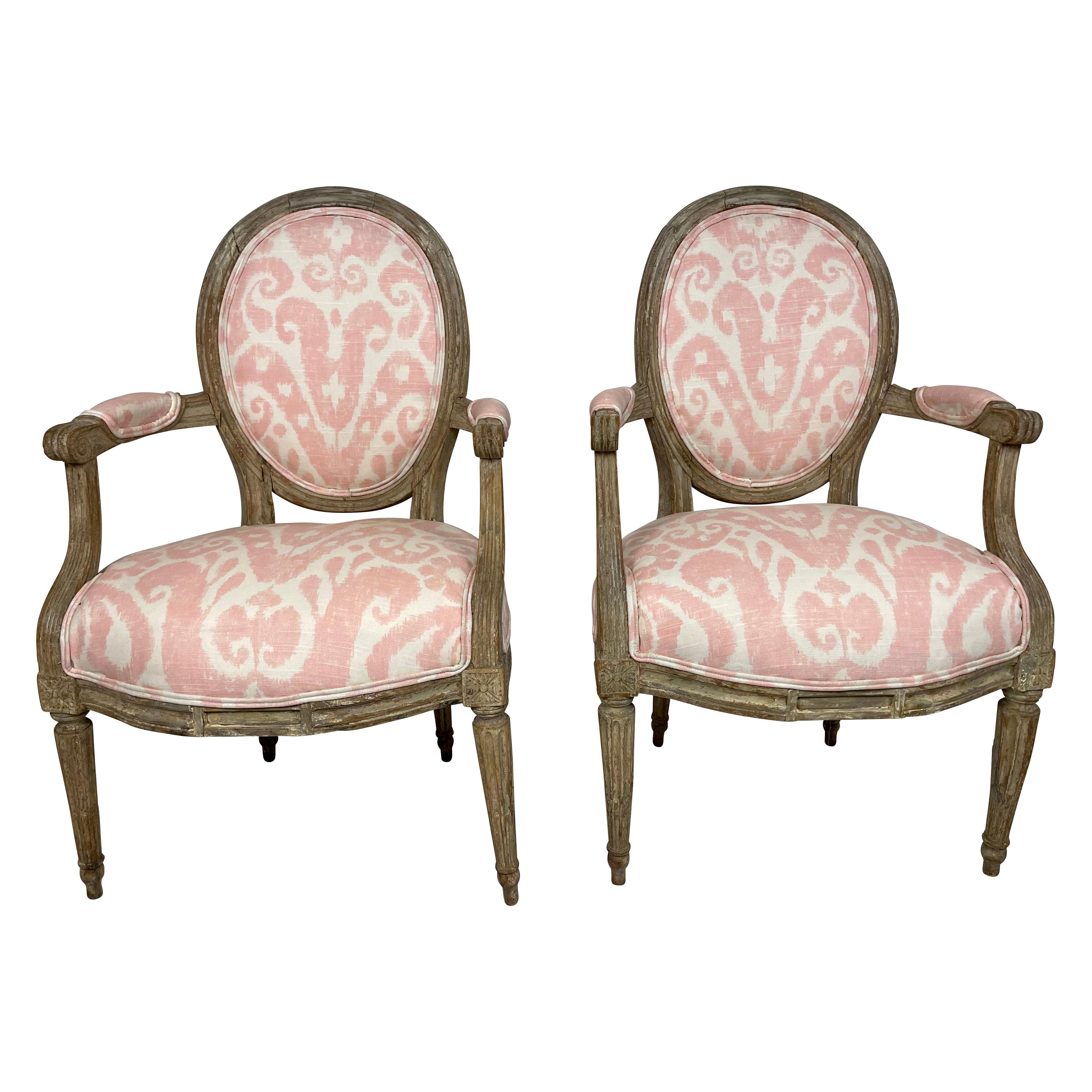 Louis XVI Style Grey Painted Armchairs in Pink and White Ikat Upholstery For Sale