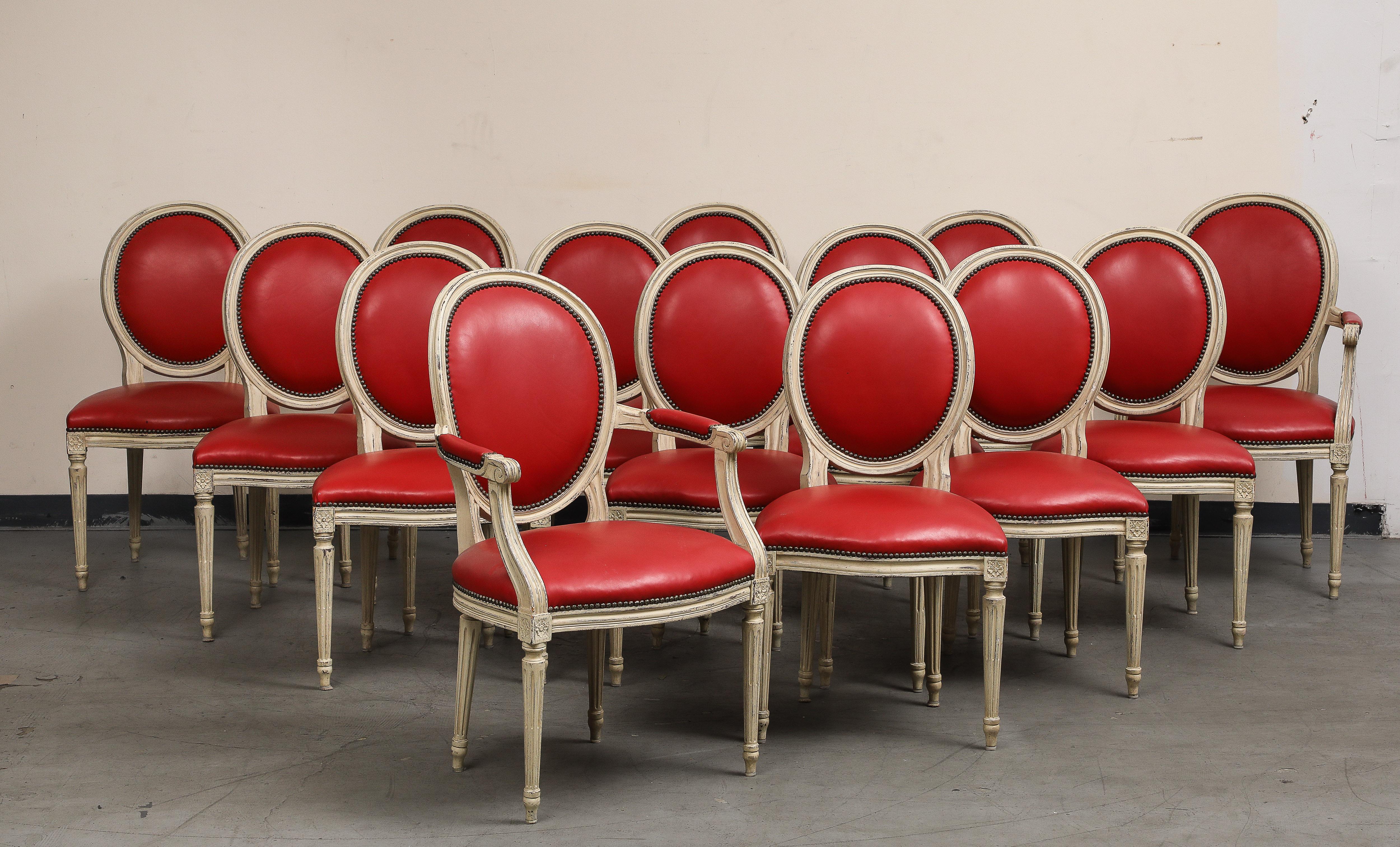 Grisaille-Stühle im Louis-XVI.-Stil mit rotem Leder von Baker, Gruppe von 14 Stühlen (Louis XVI.) im Angebot