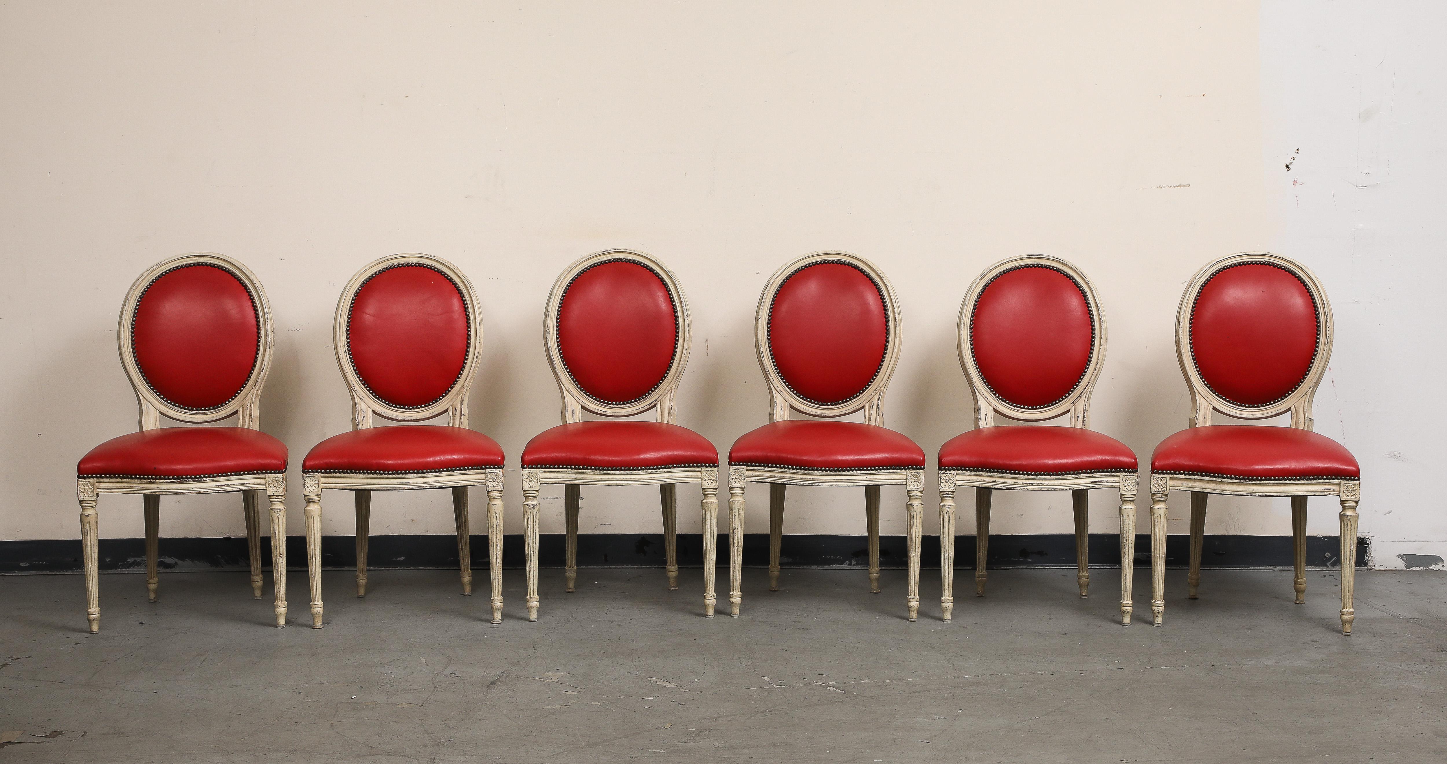 Grisaille-Stühle im Louis-XVI.-Stil mit rotem Leder von Baker, Gruppe von 14 Stühlen (Gemalt) im Angebot