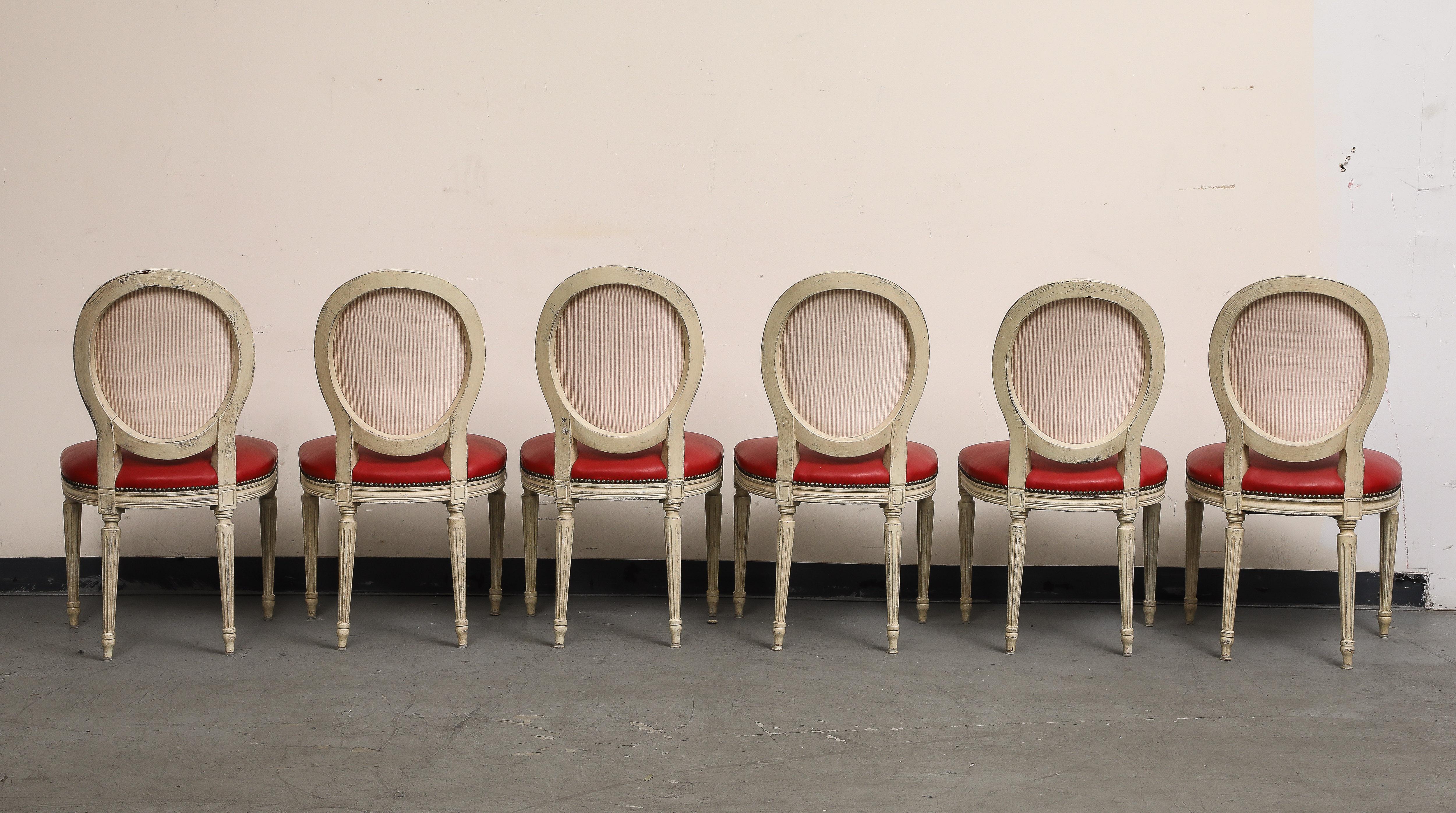 Grisaille-Stühle im Louis-XVI.-Stil mit rotem Leder von Baker, Gruppe von 14 Stühlen (20. Jahrhundert) im Angebot