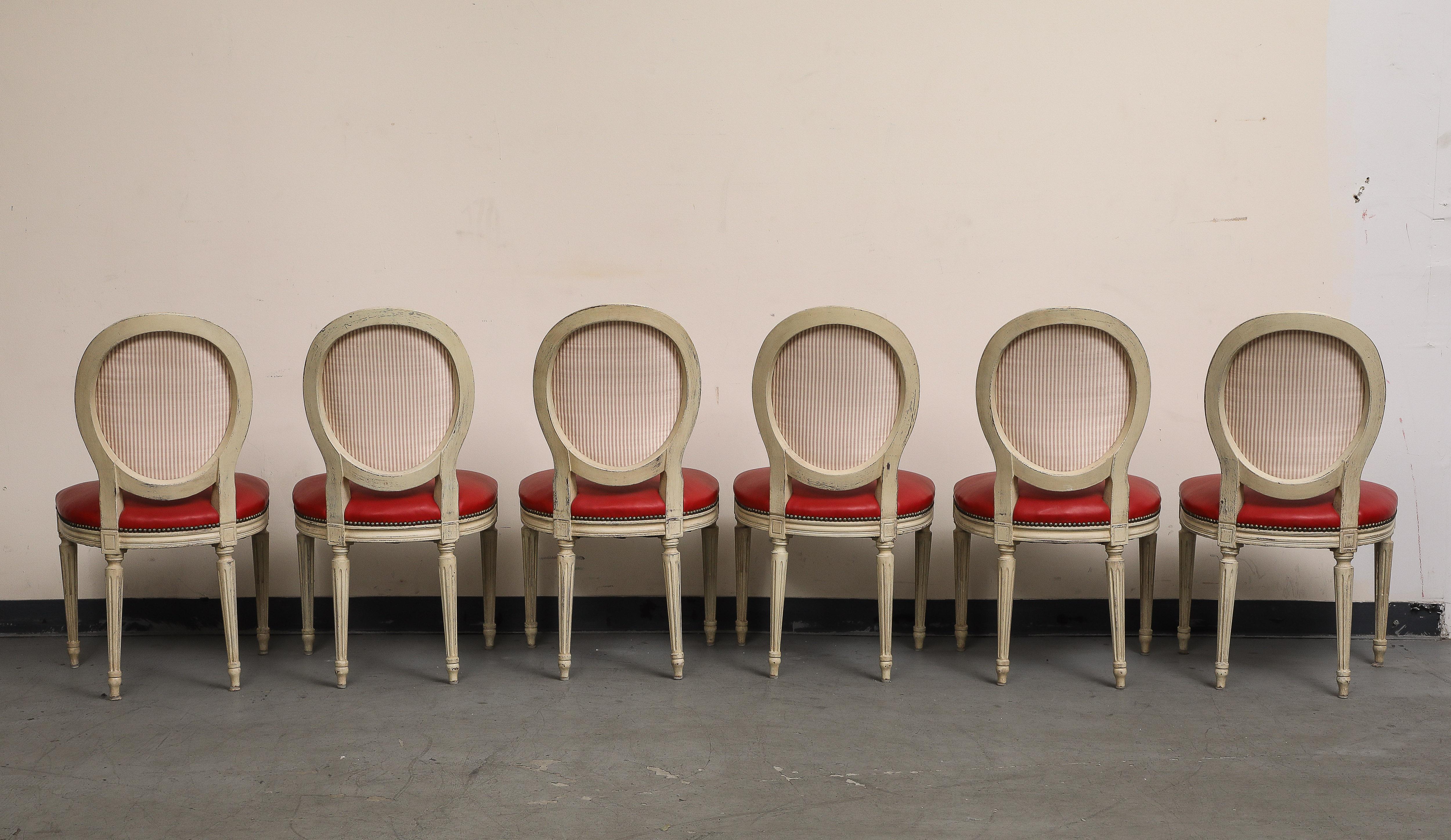 Grisaille-Stühle im Louis-XVI.-Stil mit rotem Leder von Baker, Gruppe von 14 Stühlen (Polster) im Angebot