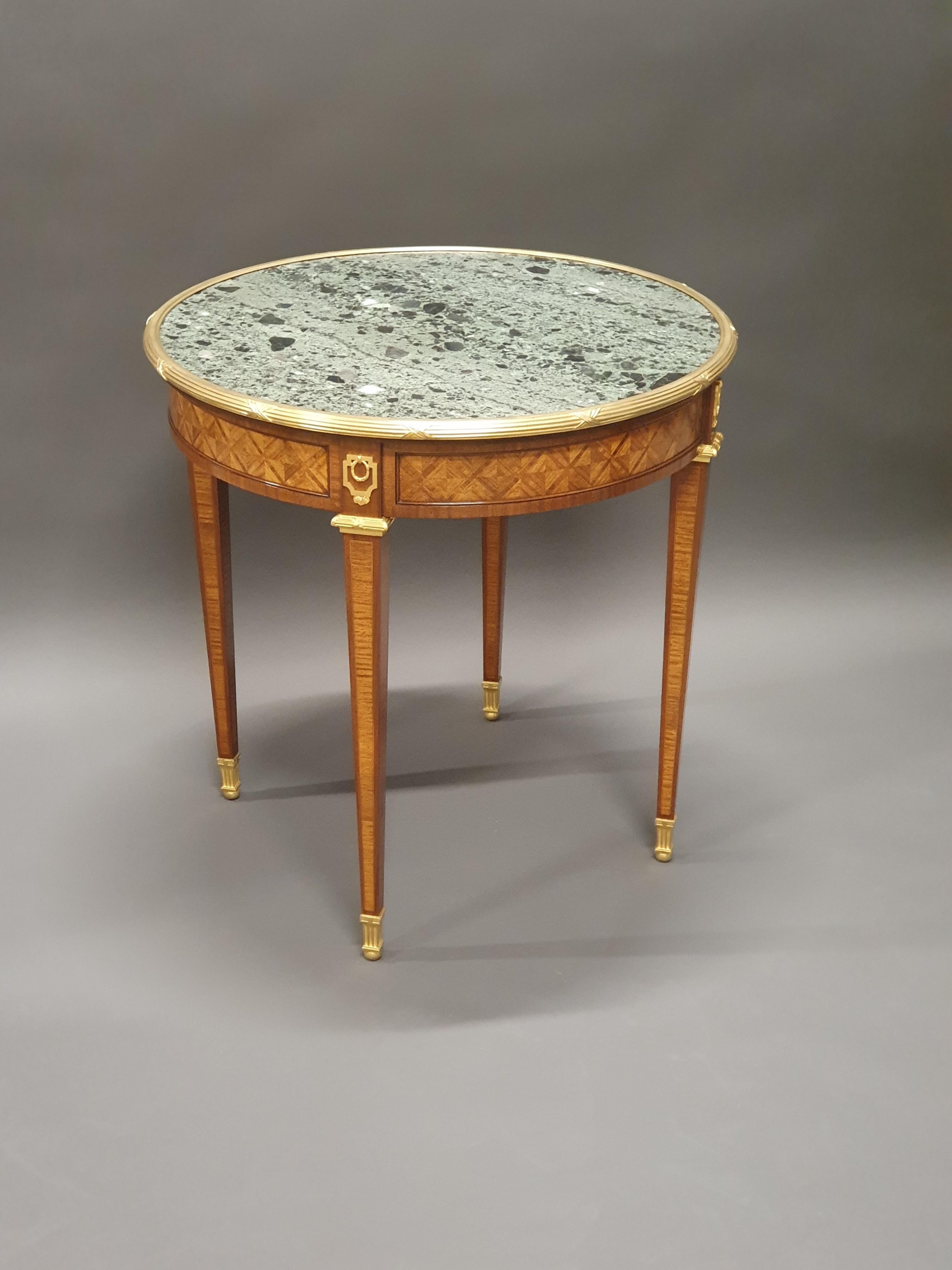 Table de Gueridon de style Louis XVI en marqueterie et bronze doré en vente 3